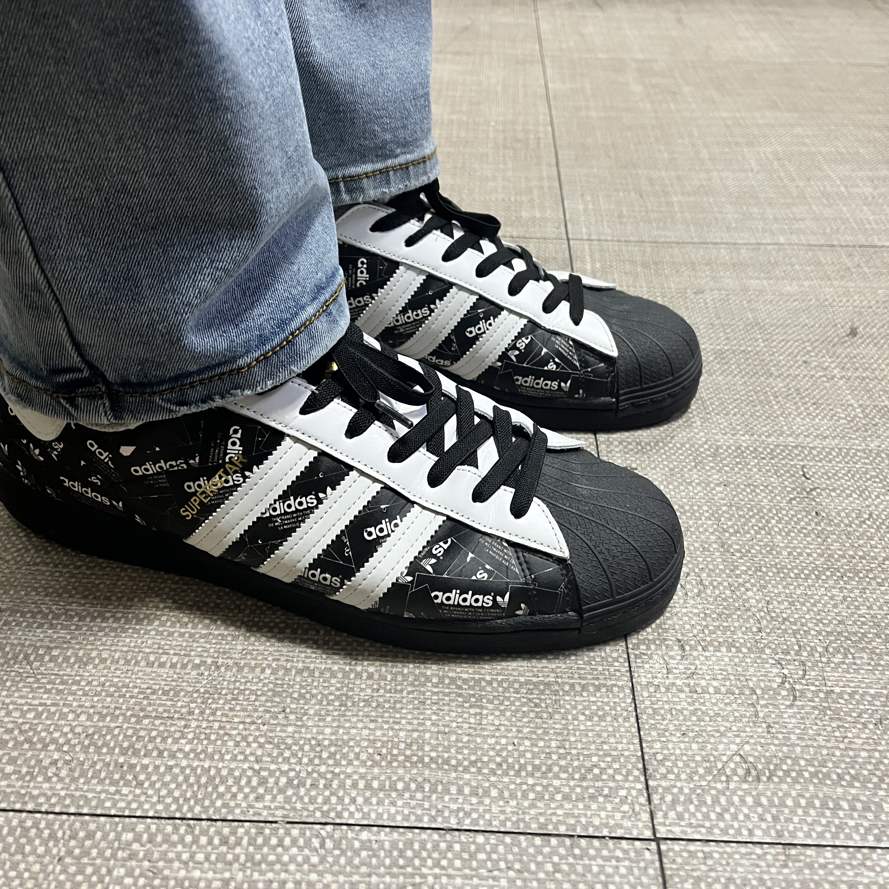Adidas Superstar All Over Print Black 착용 스타일 - 1