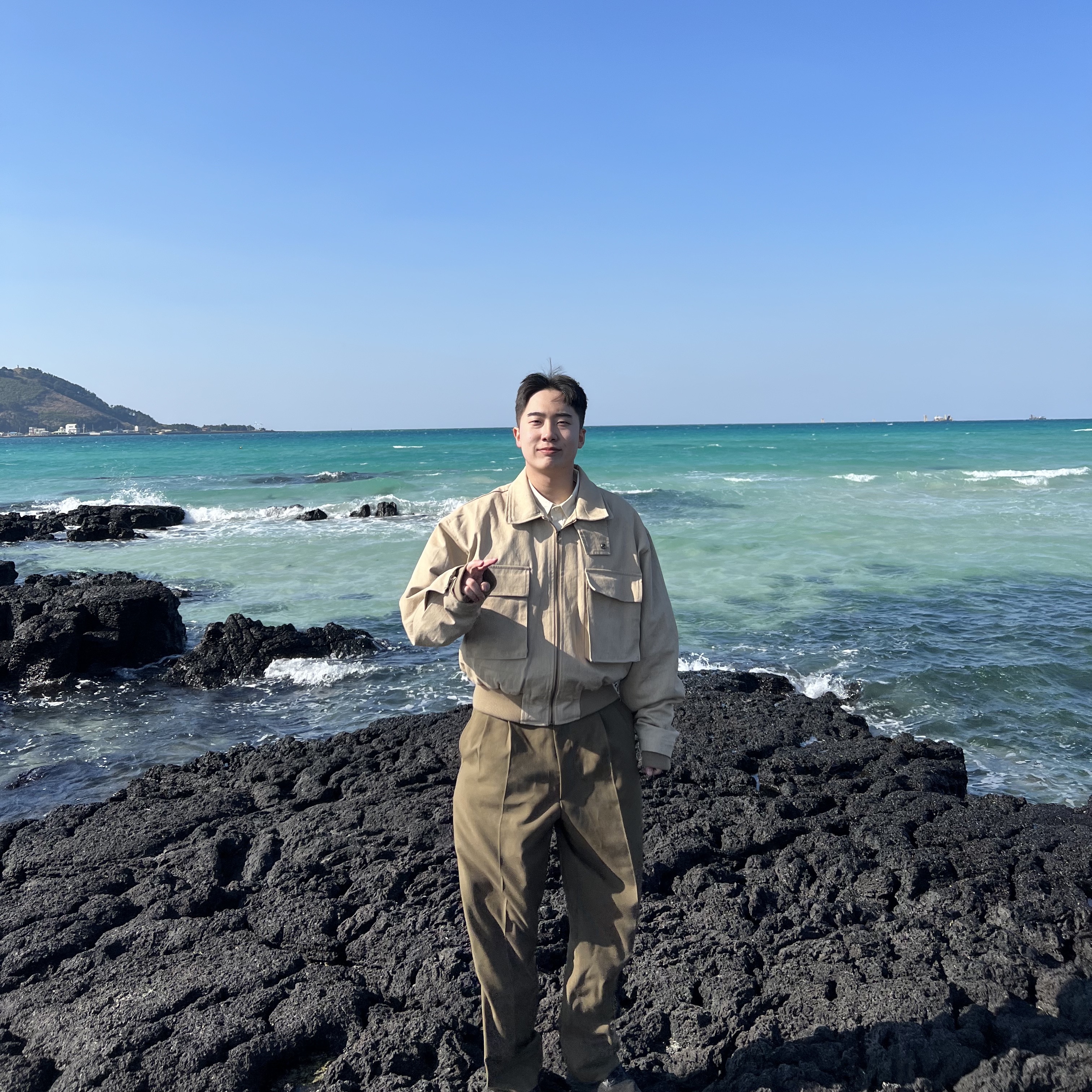 Uniqlo x Marni Wide Fit Pleated Trousers Olive, Hoka Bondi 7 Black 착용 스타일