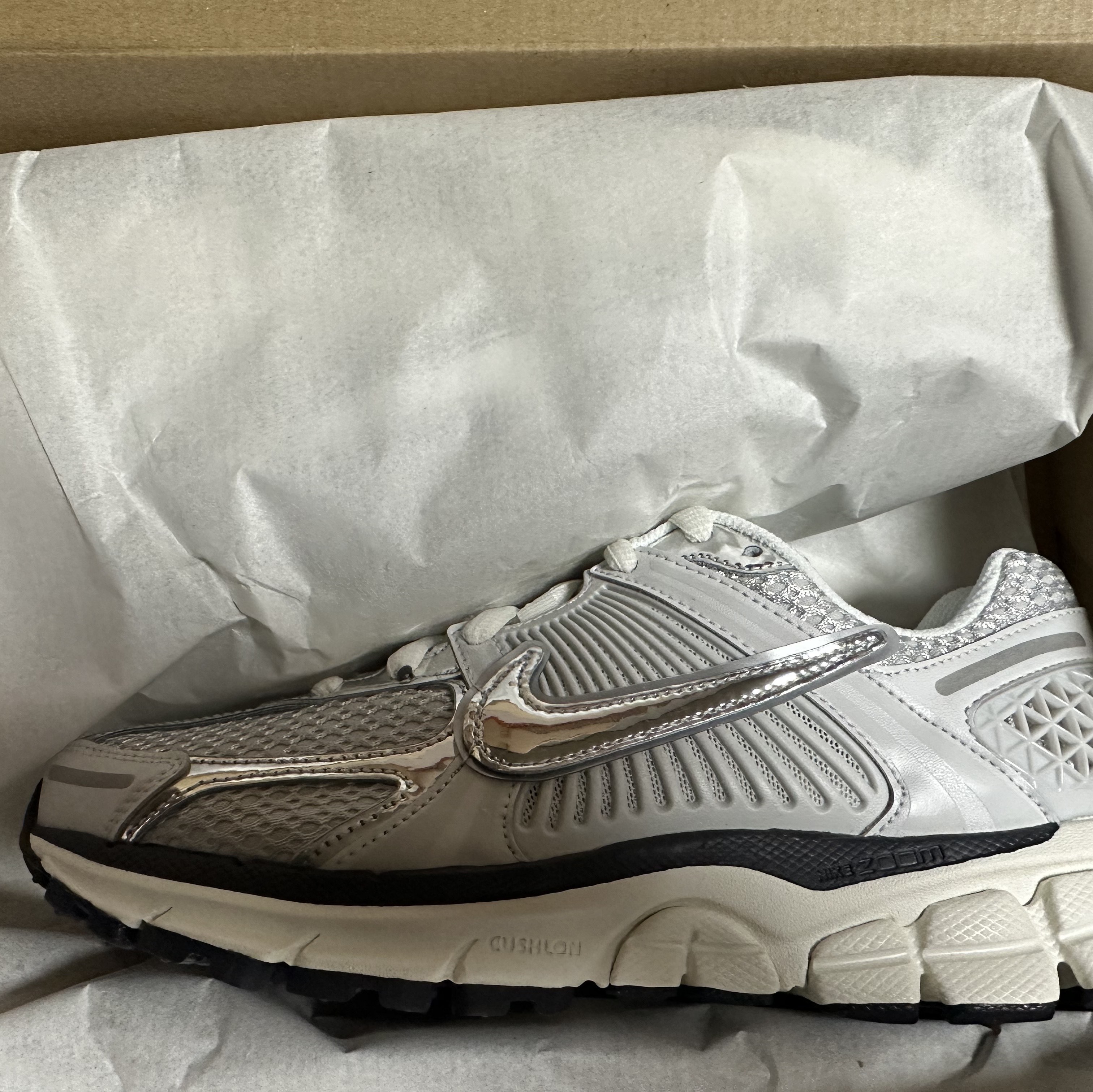 (W) Nike Zoom Vomero 5 Photon Dust and Metallic Silver 착용 스타일 - 2