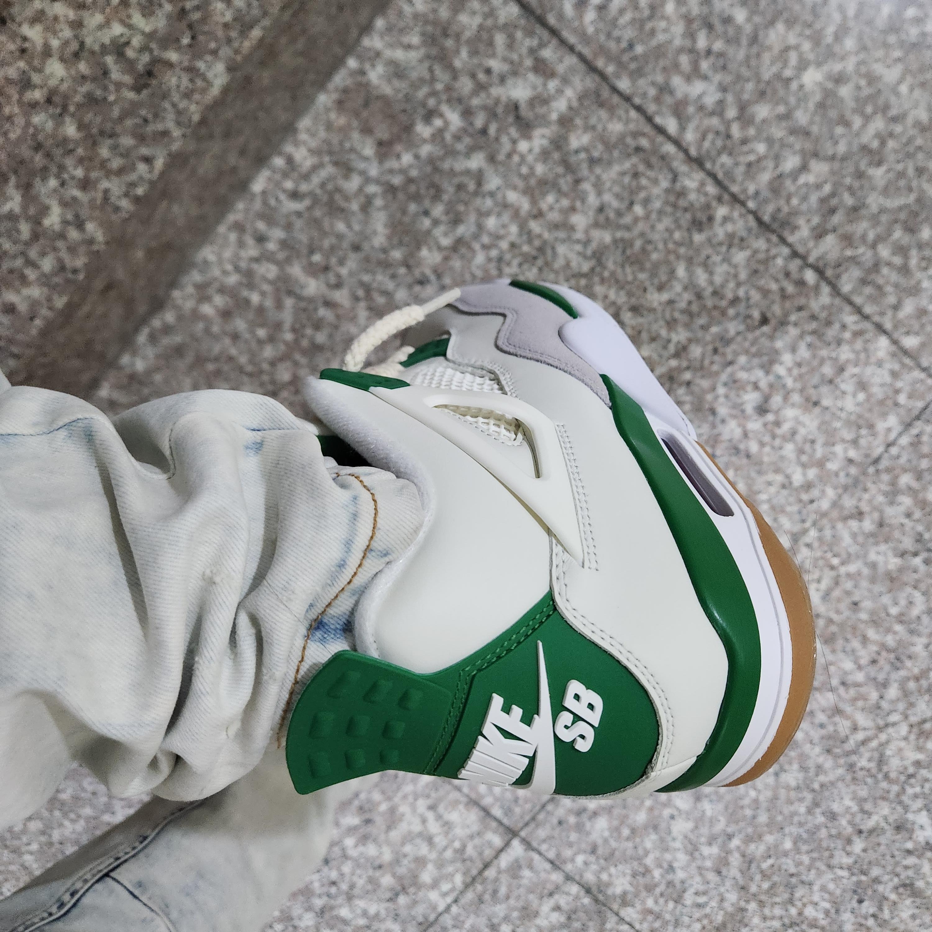 Jordan 4 x Nike SB Retro SP Pine Green 착용 스타일 - 5