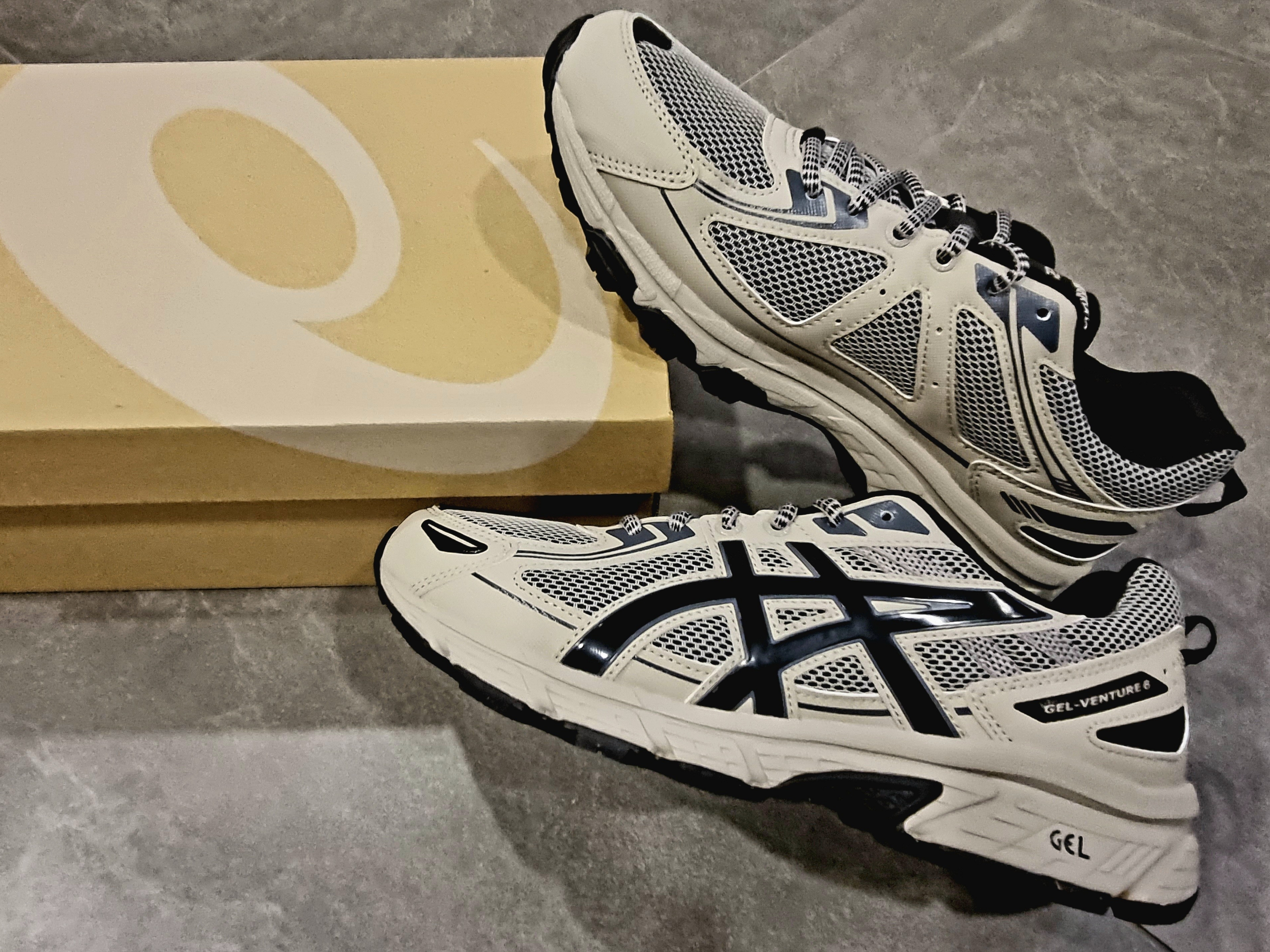 Asics Gel-Venture 6 Feather Grey Black 착용 스타일 - 5