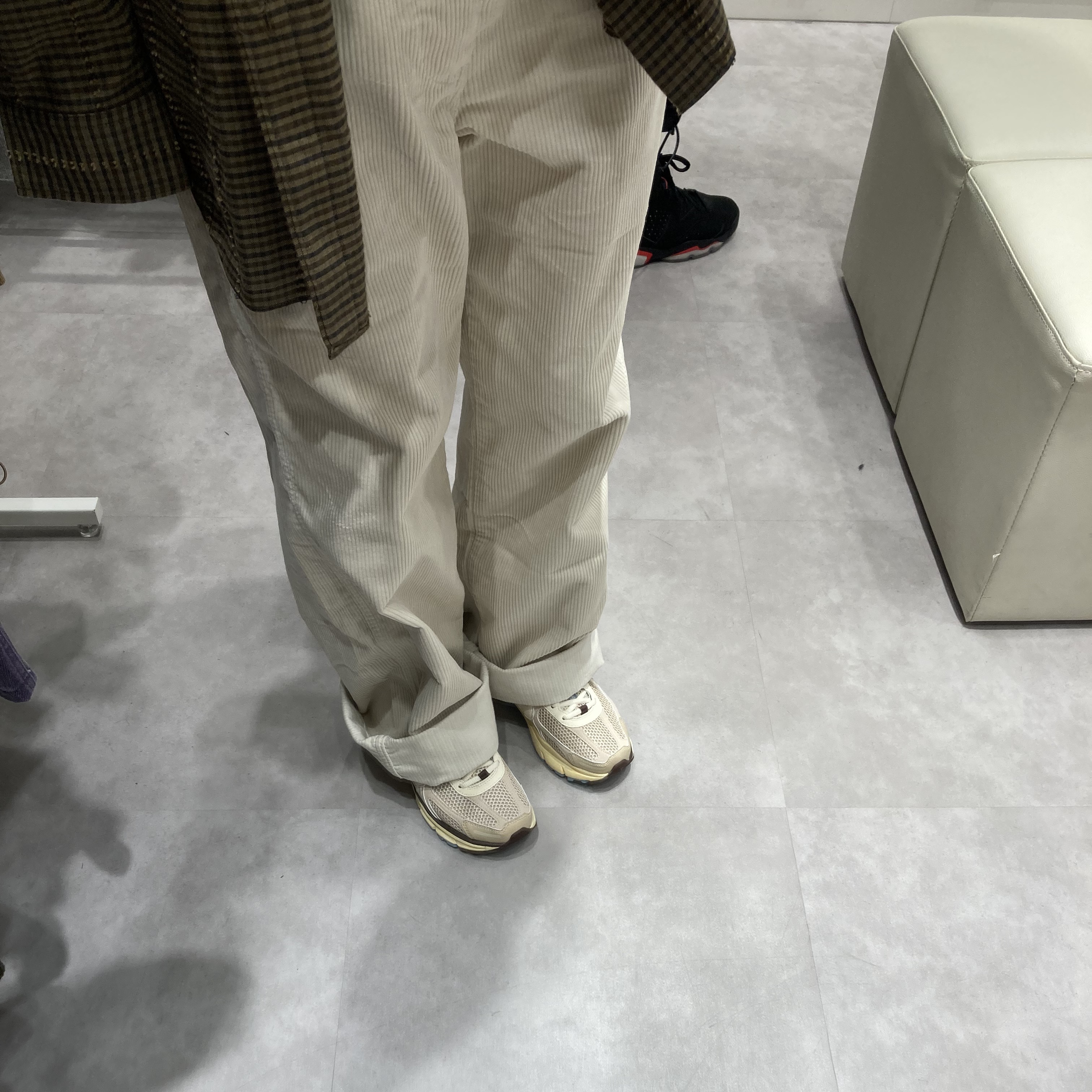 (W) Nike Zoom Vomero 5 Oatmeal 착용 스타일 - 2