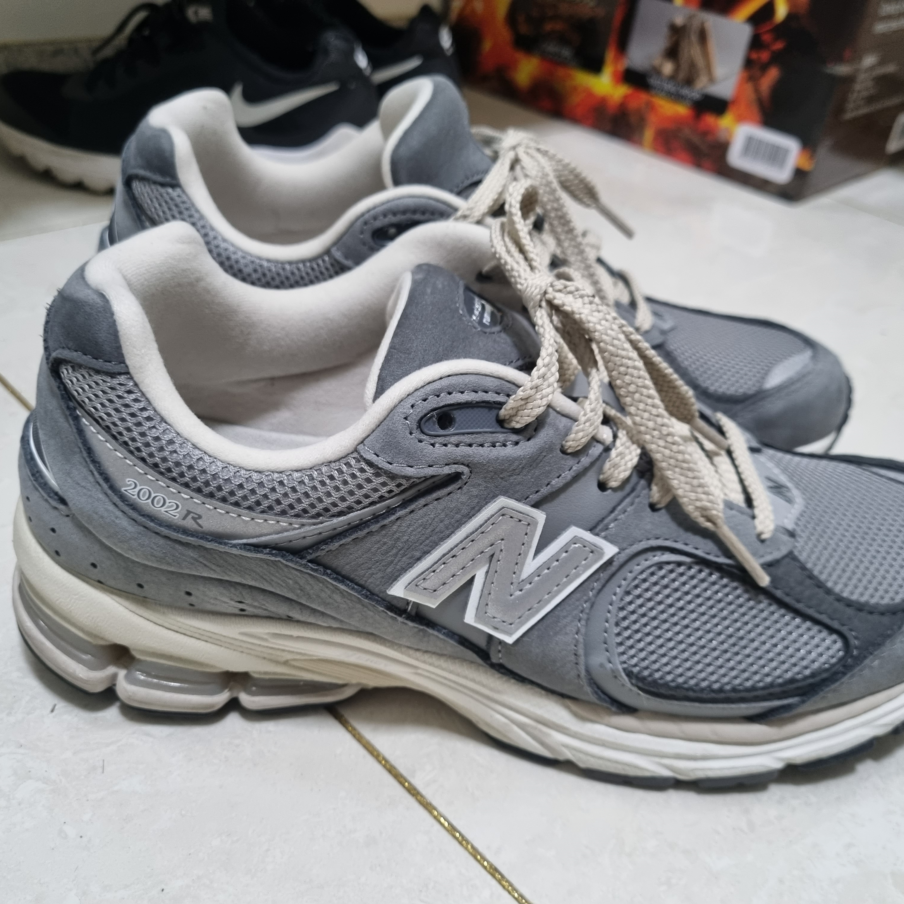 New Balance 2002R Premium Vintage Grey 착용 스타일