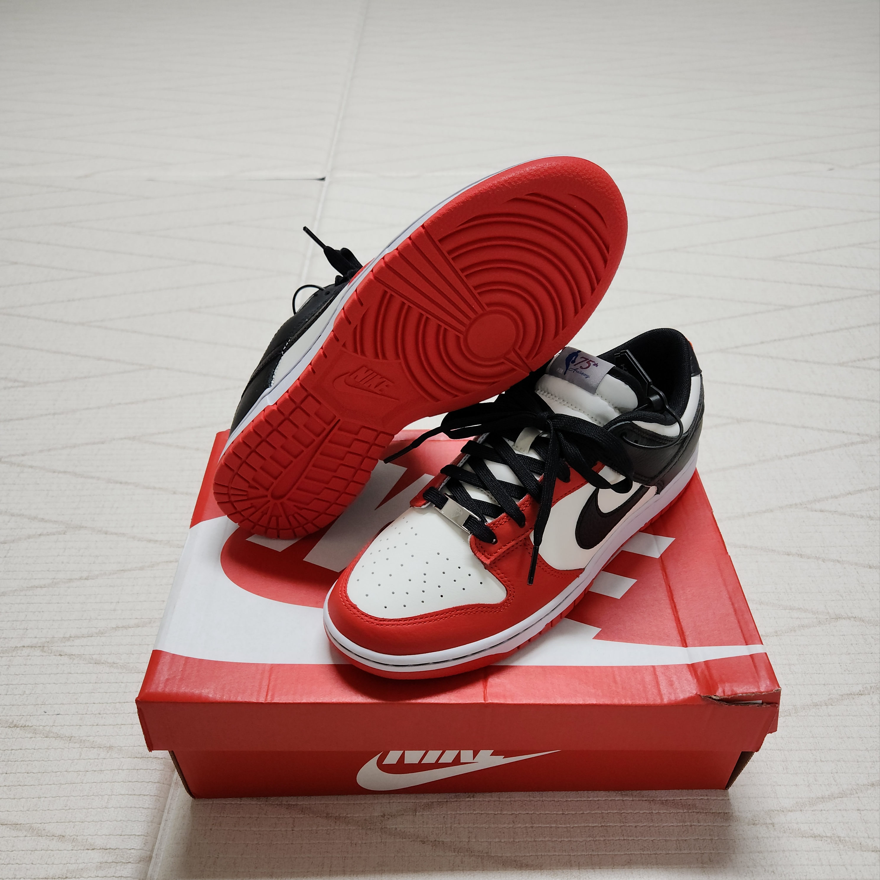 Nike x NBA Dunk Low Retro EMB Black and Chile Red 착용 스타일 - 3