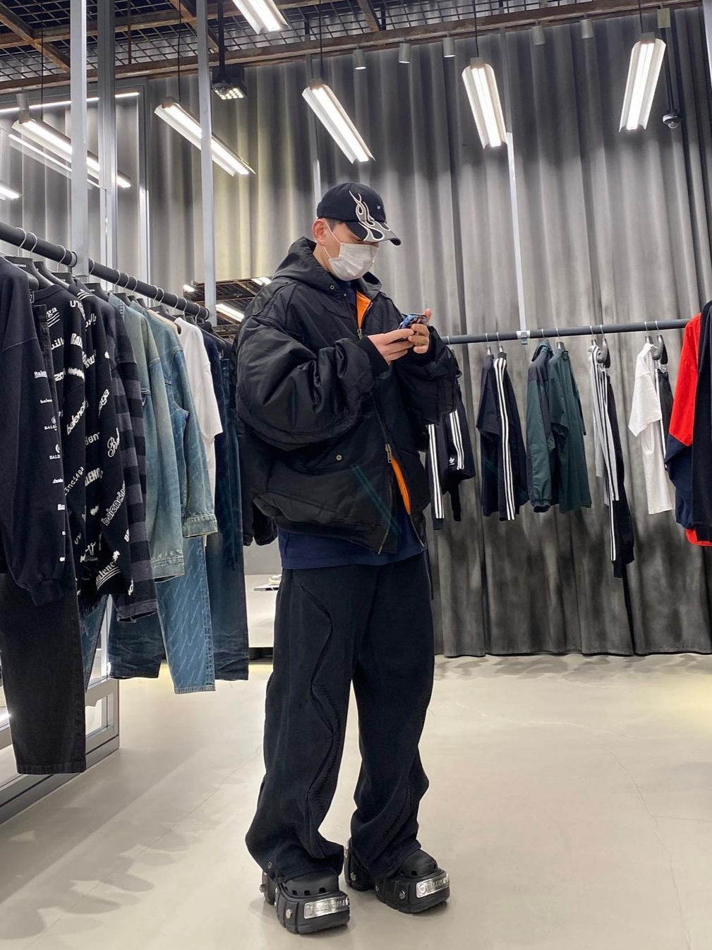 AOP Large Fit Curve Pants Stone Black, Yeezy Gap Engineered By Balenciaga Flame Cap Black 착용 스타일 - 1