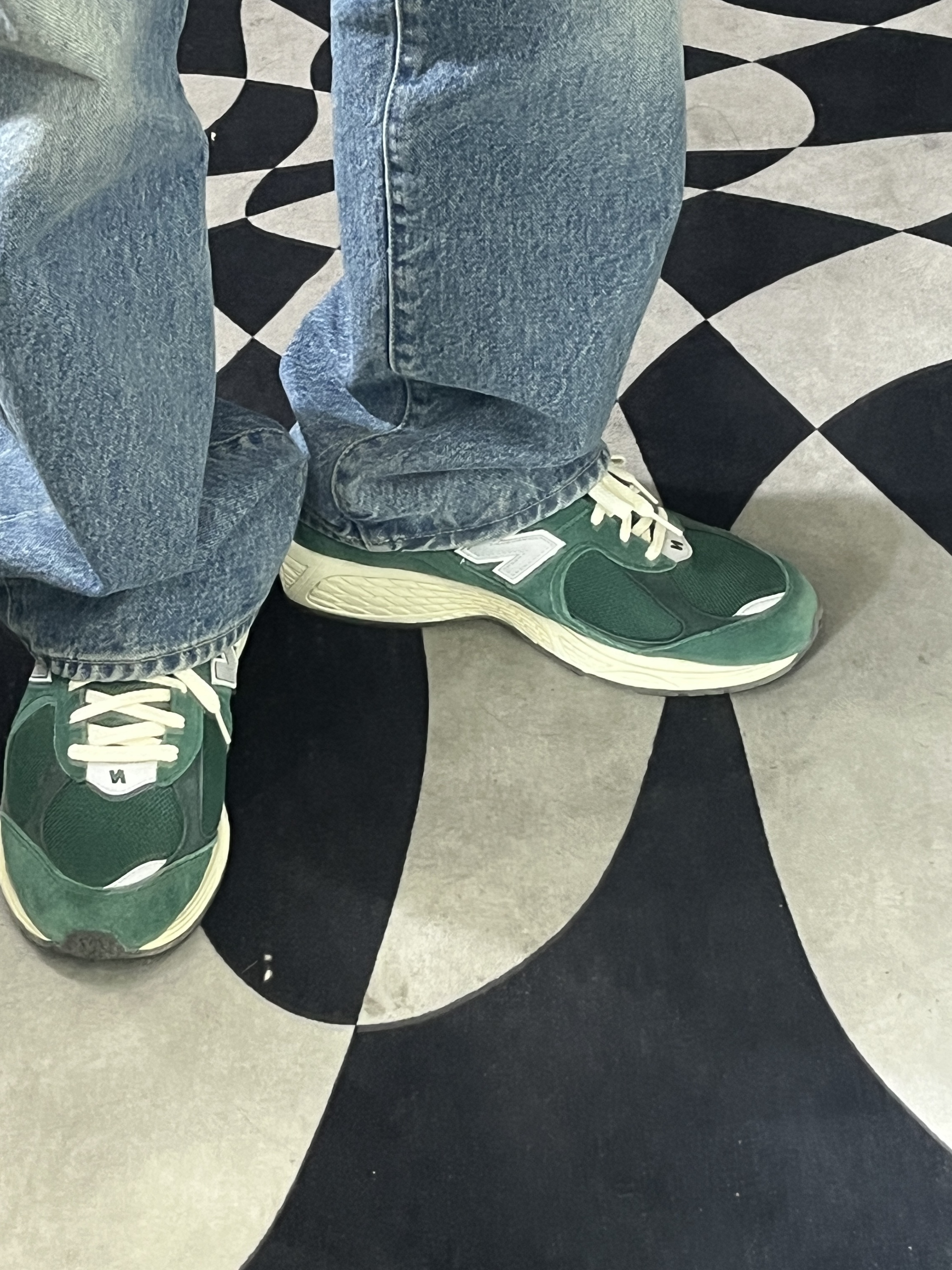 New Balance 2002R Nightwatch Green 착용 스타일 - 2