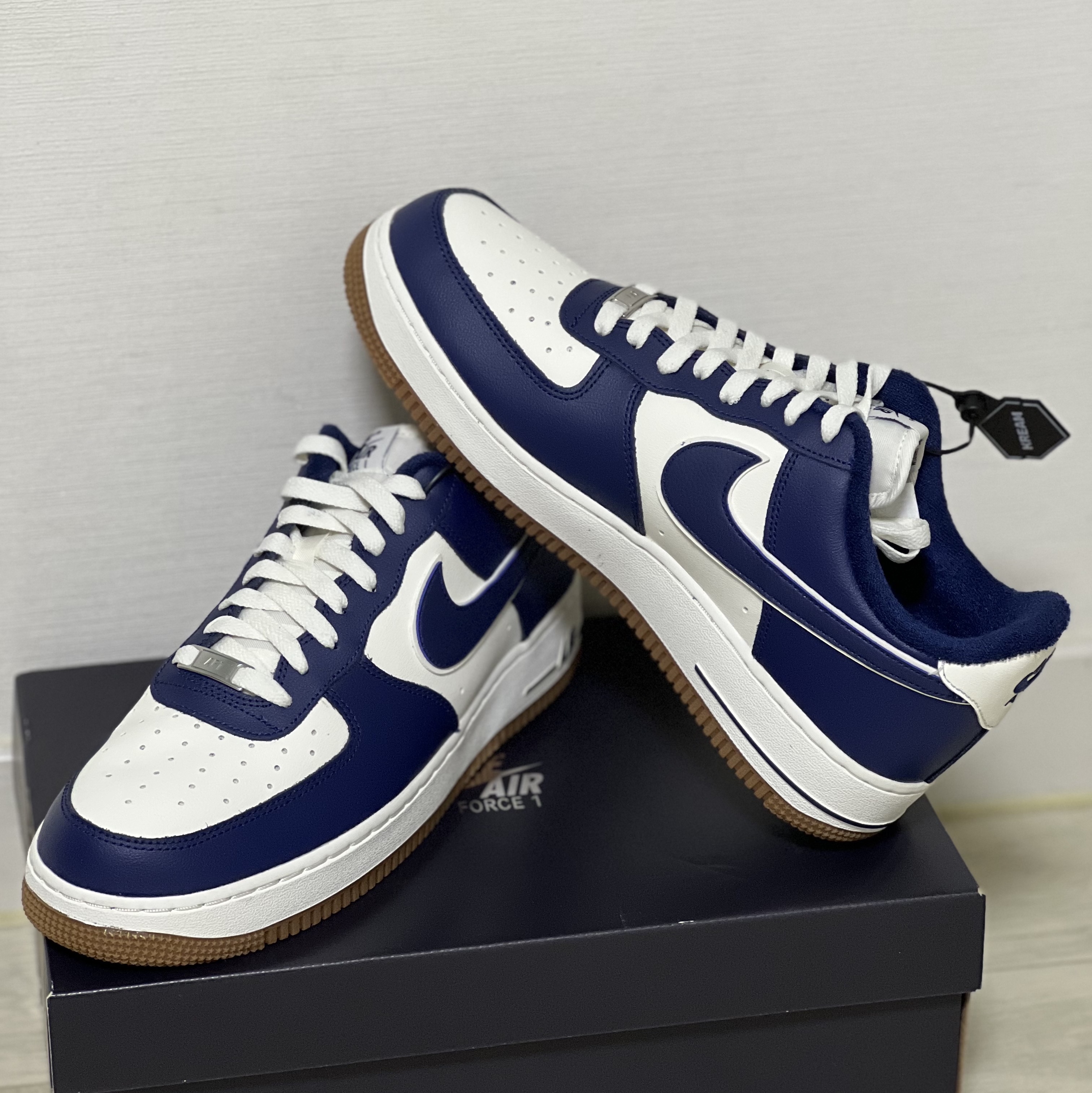 Nike Air Force 1 '07 LV8 Midnight Navy 착용 스타일