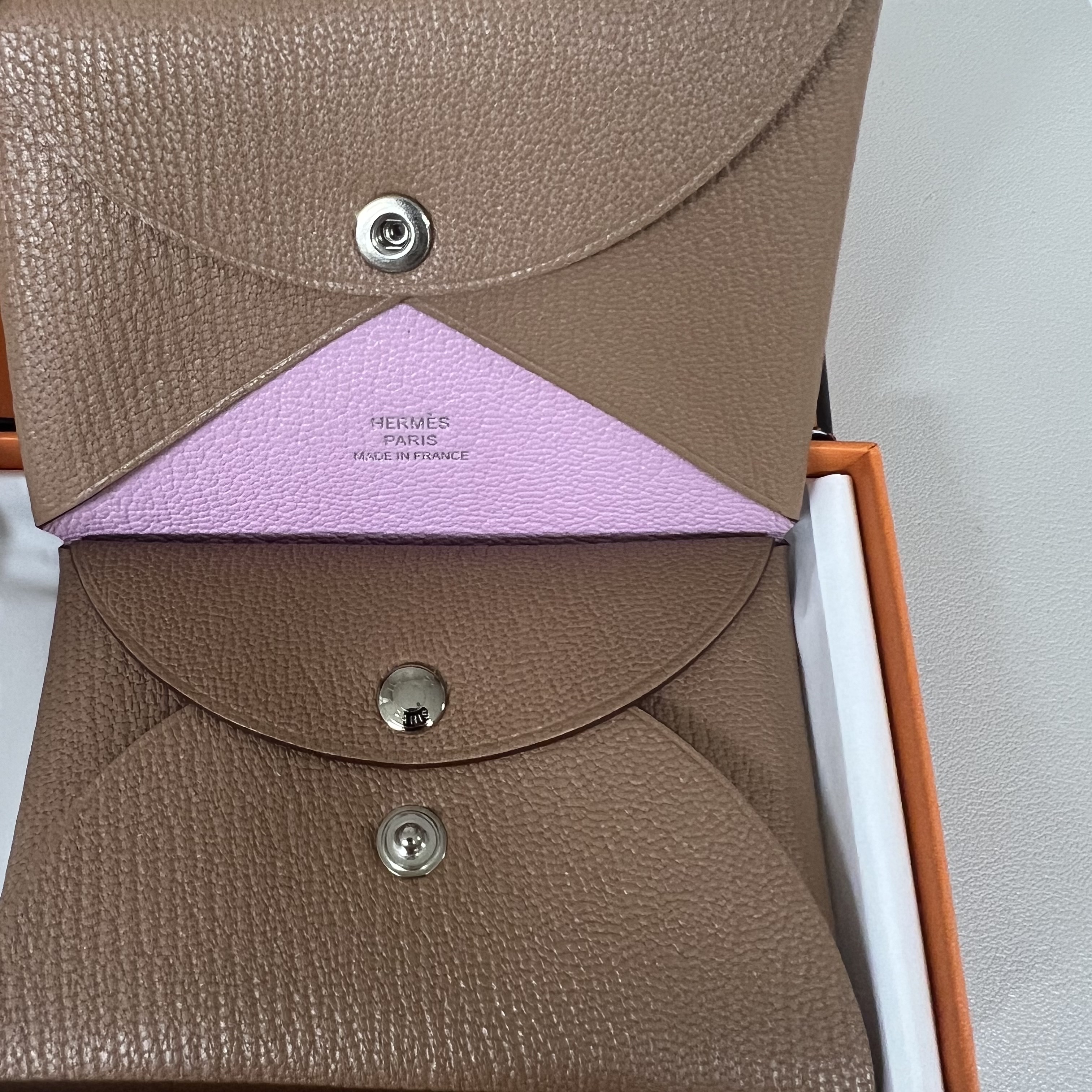 Hermes Calvi Duo Compact Verso Card Holder Mysore Goatskin & Palladium Quebracho Mauve Sylvestre 착용 스타일 - 2