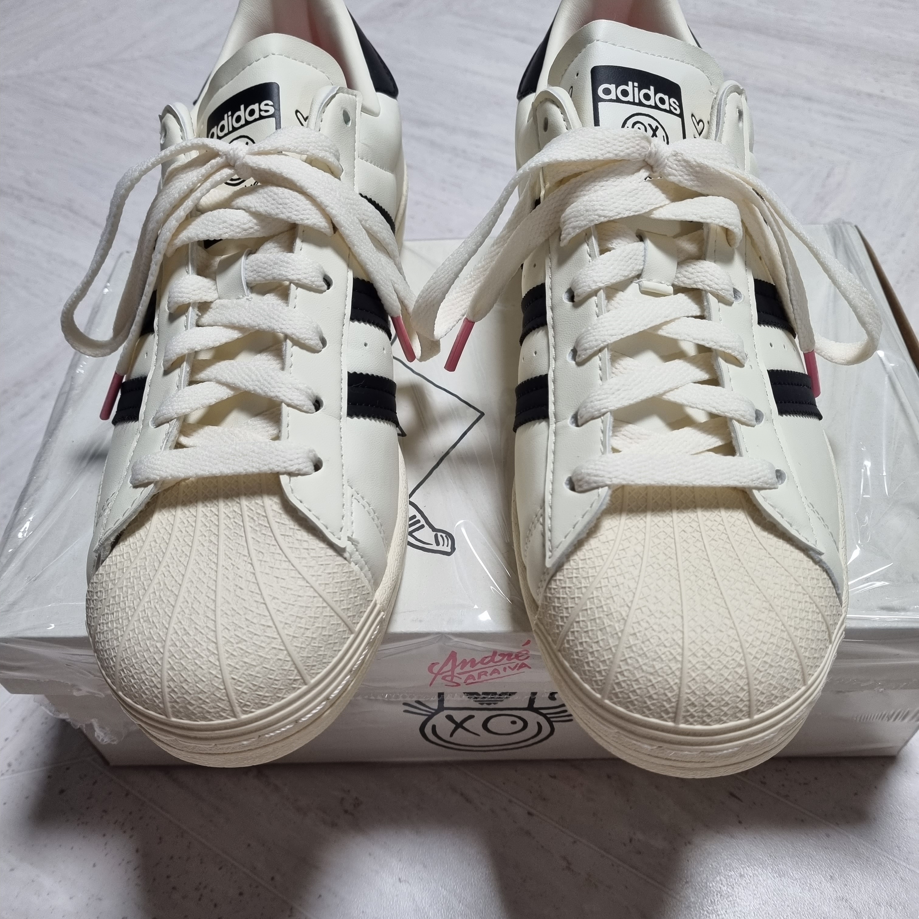Adidas x Andre Saraiva Superstar Cream White Core Black 착용 스타일