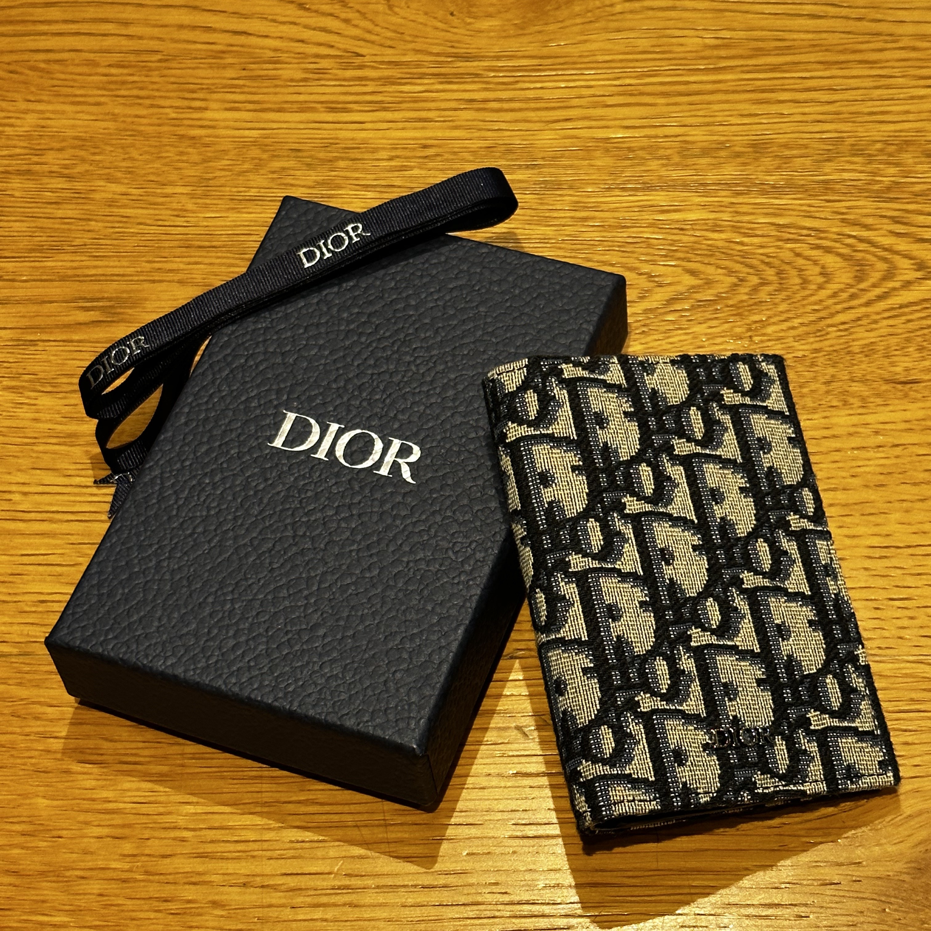 Dior Bi-Fold Card Holder Beige & Black Dior Oblique Jacquard 착용 스타일