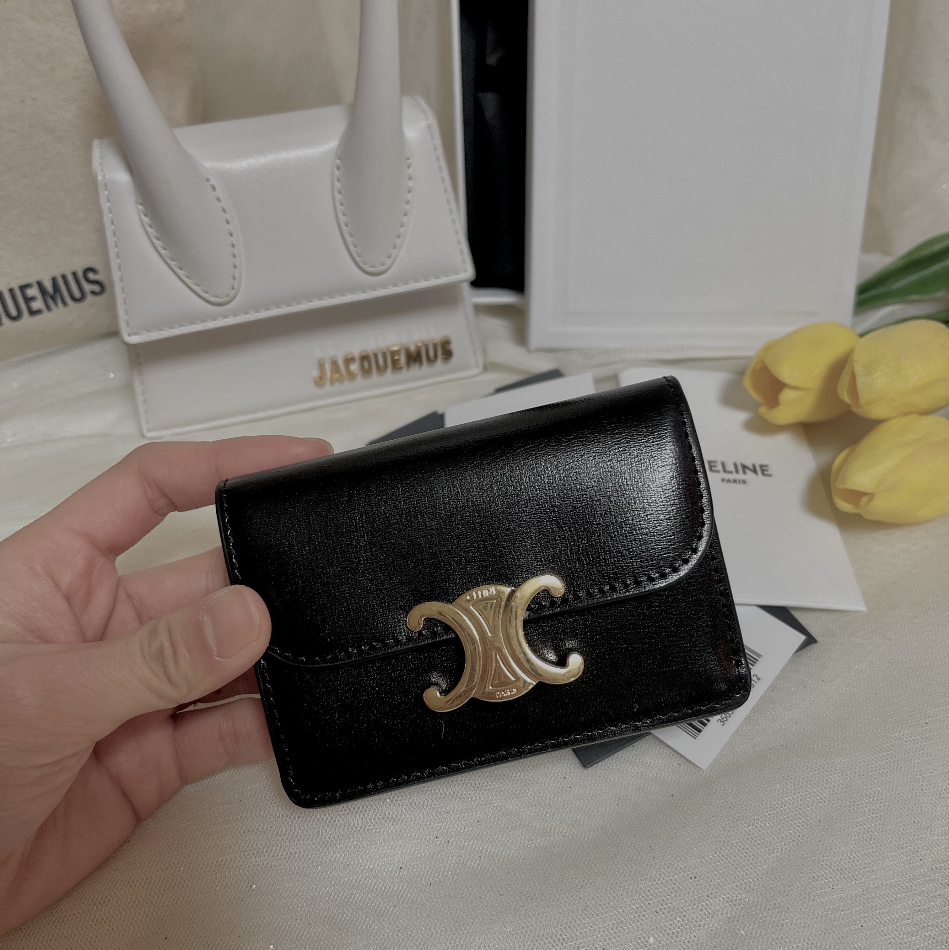 Celine Card Holder with Flap in Shiny Calfskin Black, Jacquemus Le Chiquito Signature Leather Mini Handbag White 착용 스타일
