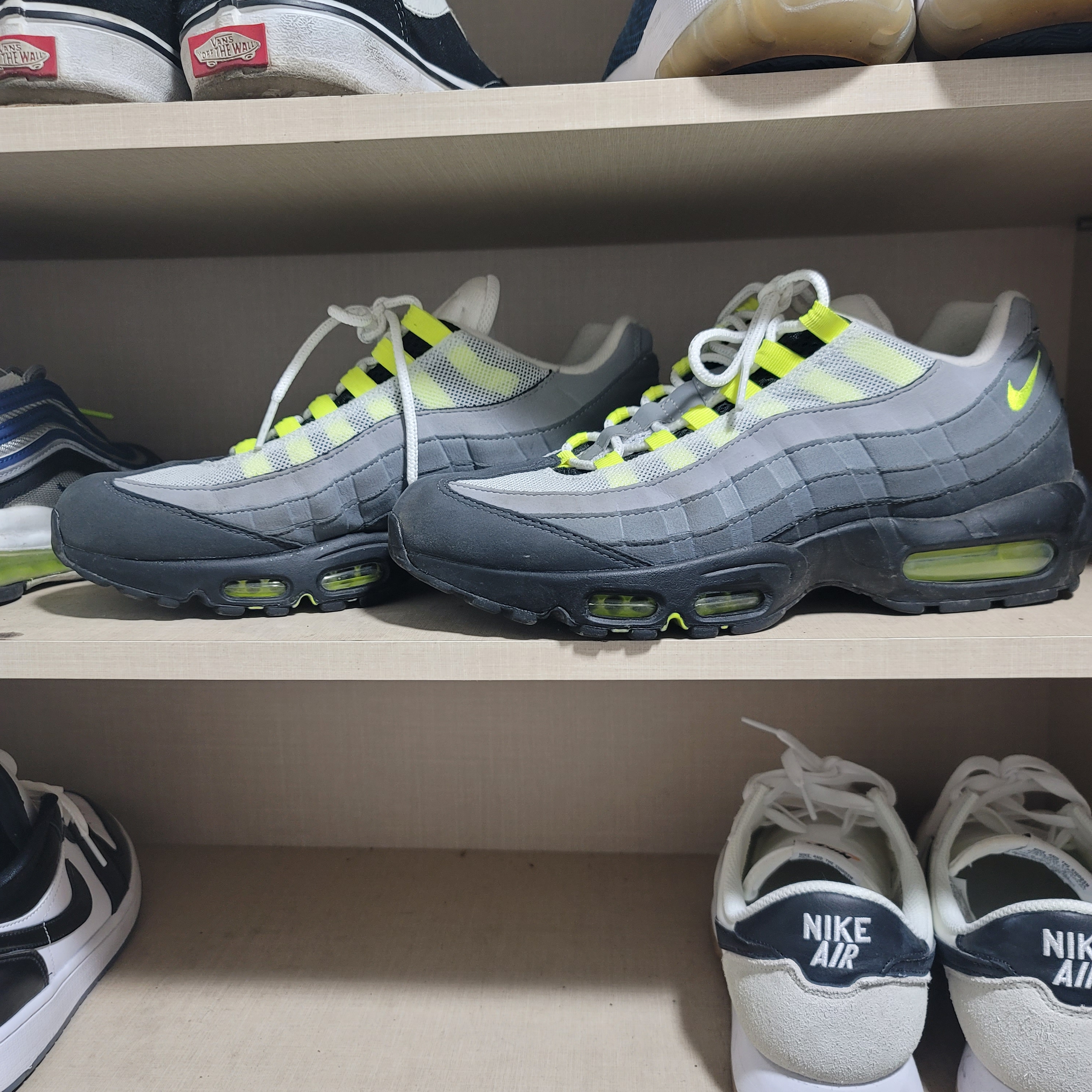 Nike Air Max 95 OG Neon Yellow 2020, Jordan 1 Low SE Concord 착용 스타일 - 1