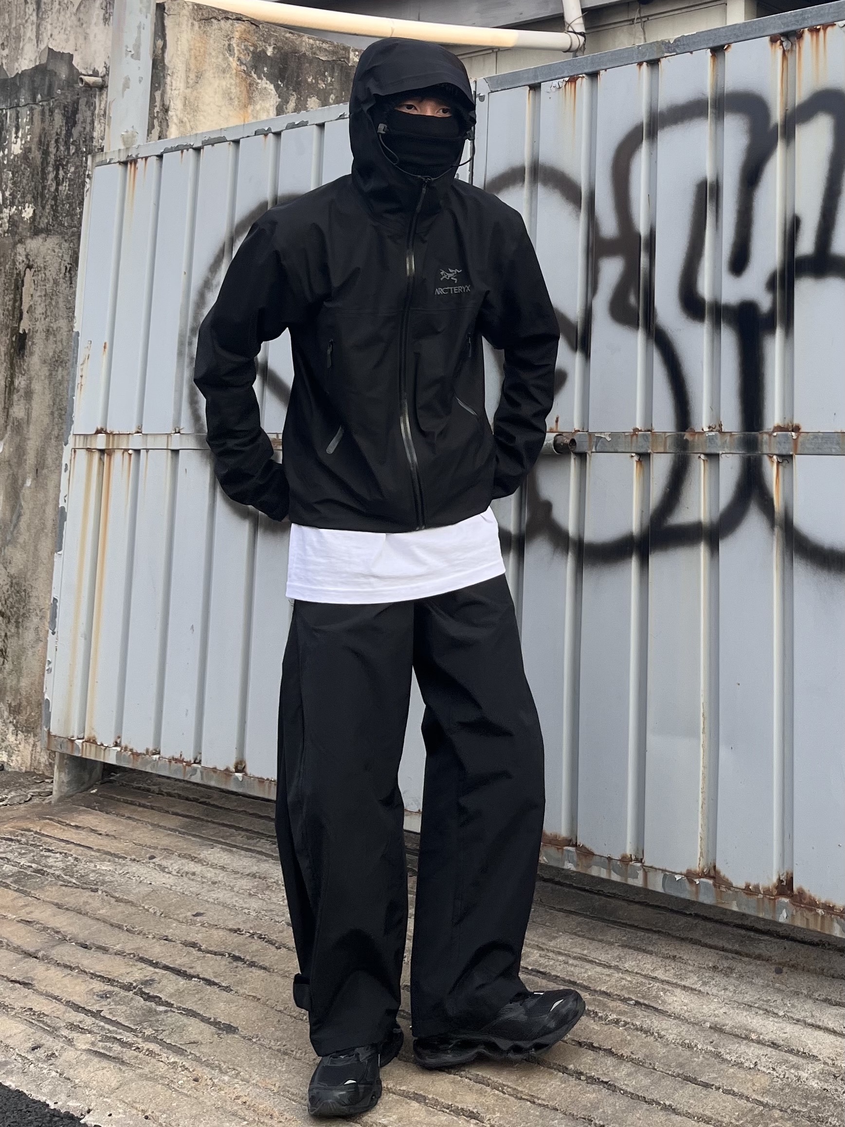 Arc'teryx Beta Jacket Black 착용 스타일 - 1
