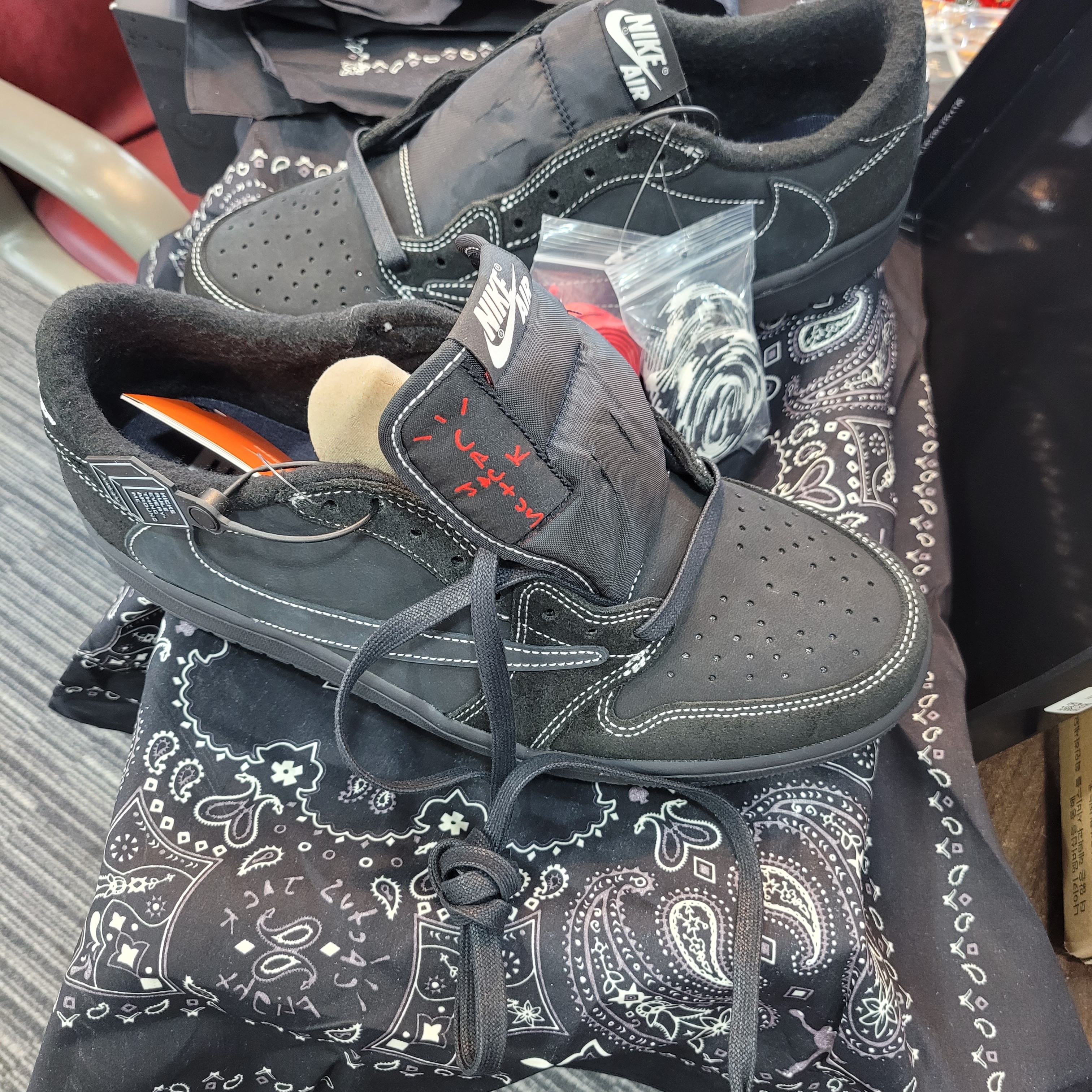 Jordan 1 x Travis Scott Retro Low OG SP Black Phantom 착용 스타일 - 3