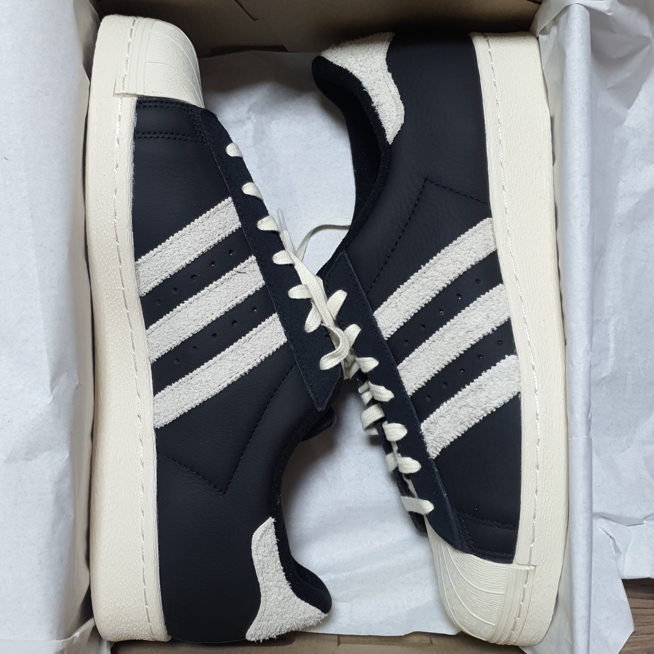 Adidas Superstar 82 Black White 착용 스타일
