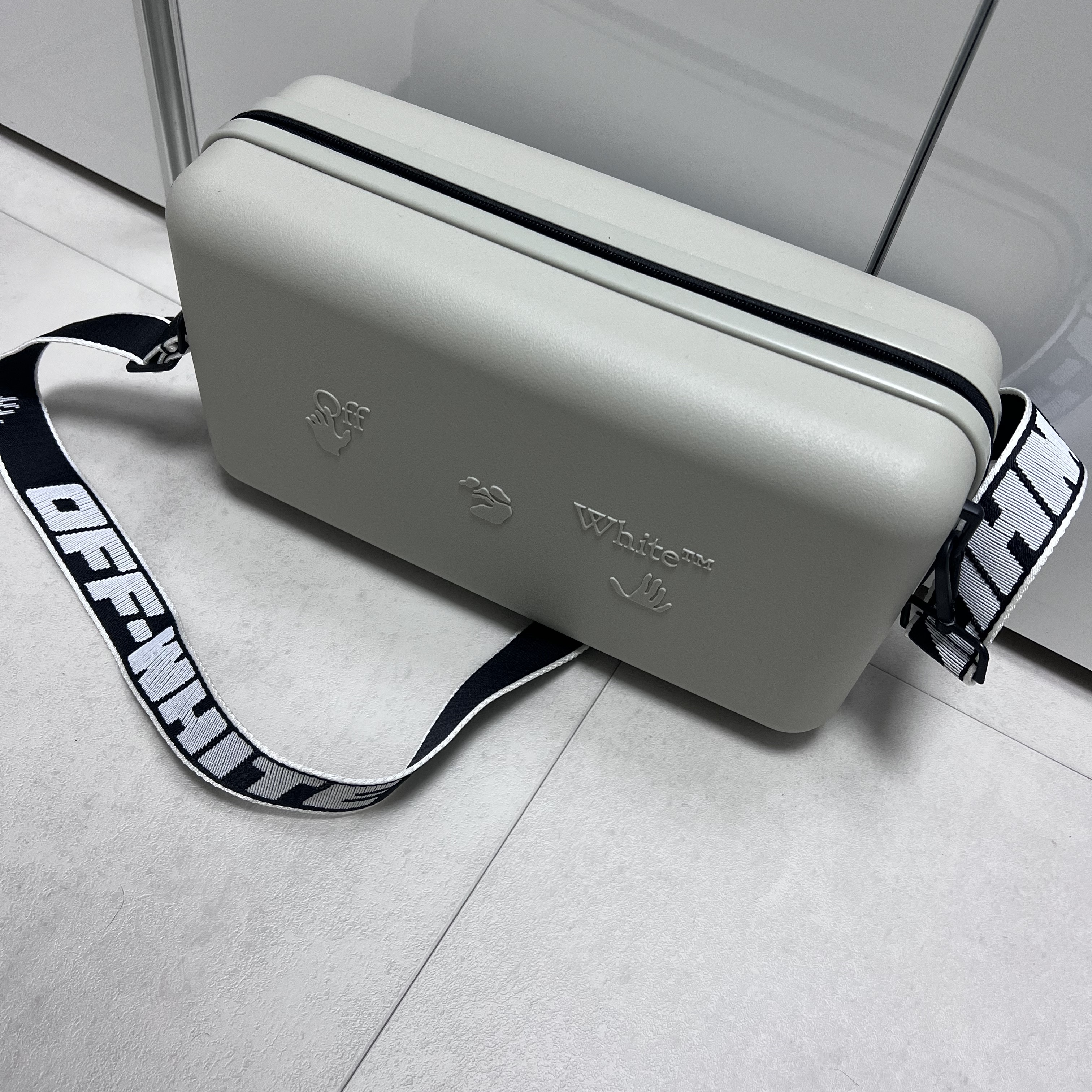 Off-White x Amore Pacific Protection Box (Without Cosmetics) 착용 스타일 - 1