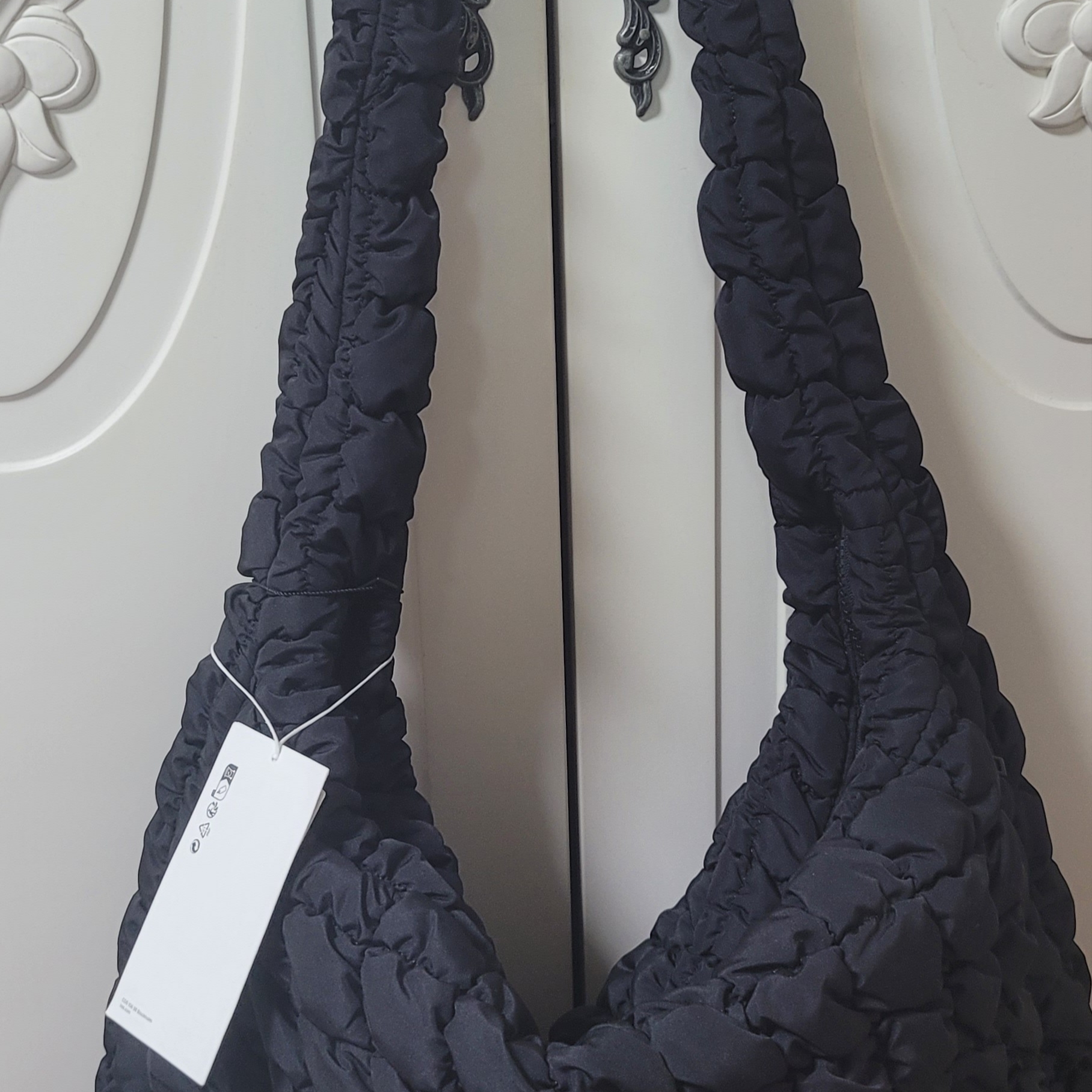 COS Quilted Oversized Shoulder Bag Black 착용 스타일 - 1