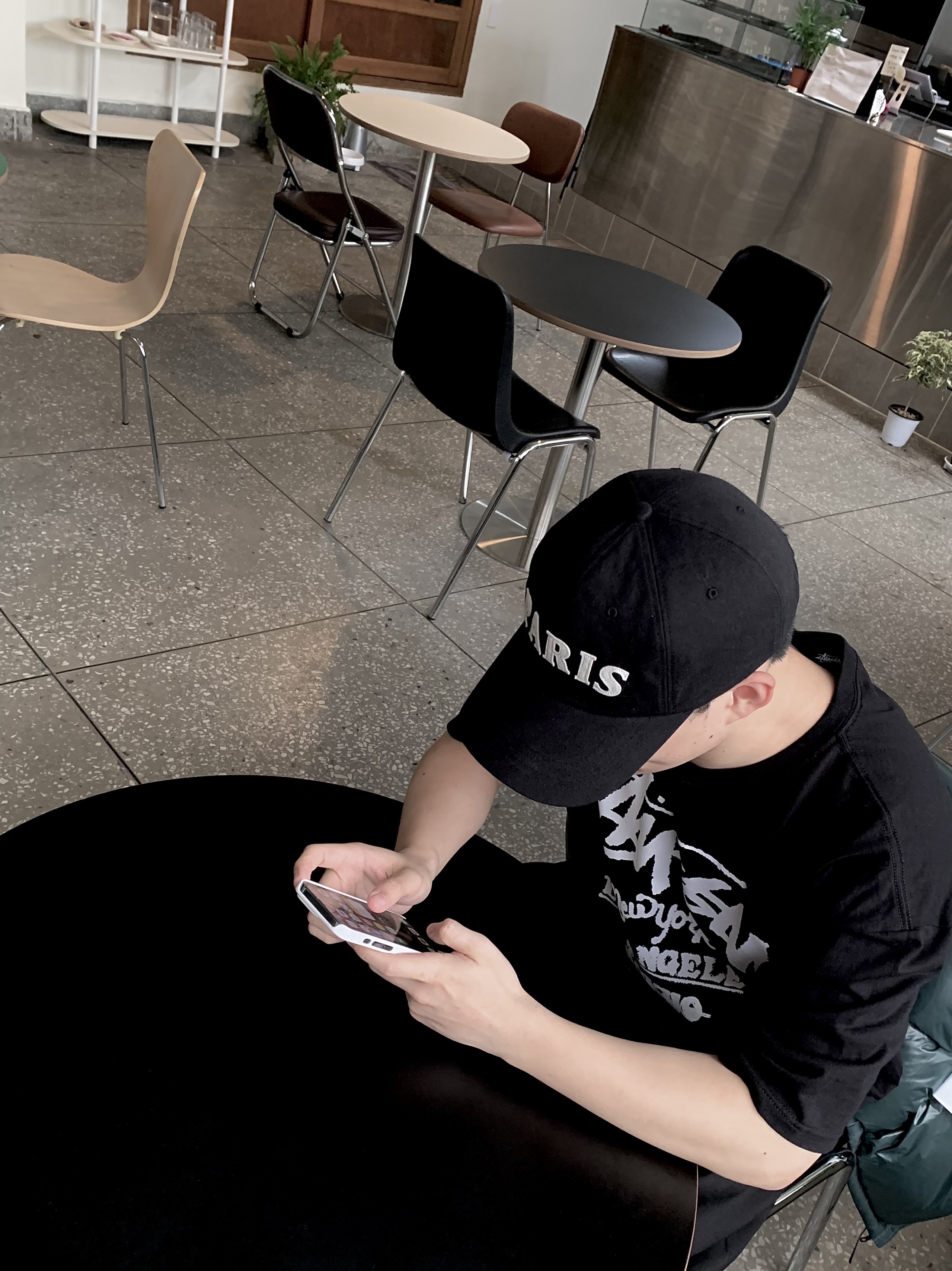Nike x Stussy Air Force 1 '07 Mid SP Black and Light Bone, Stussy Tour T-Shirt Black 착용 스타일 - 2