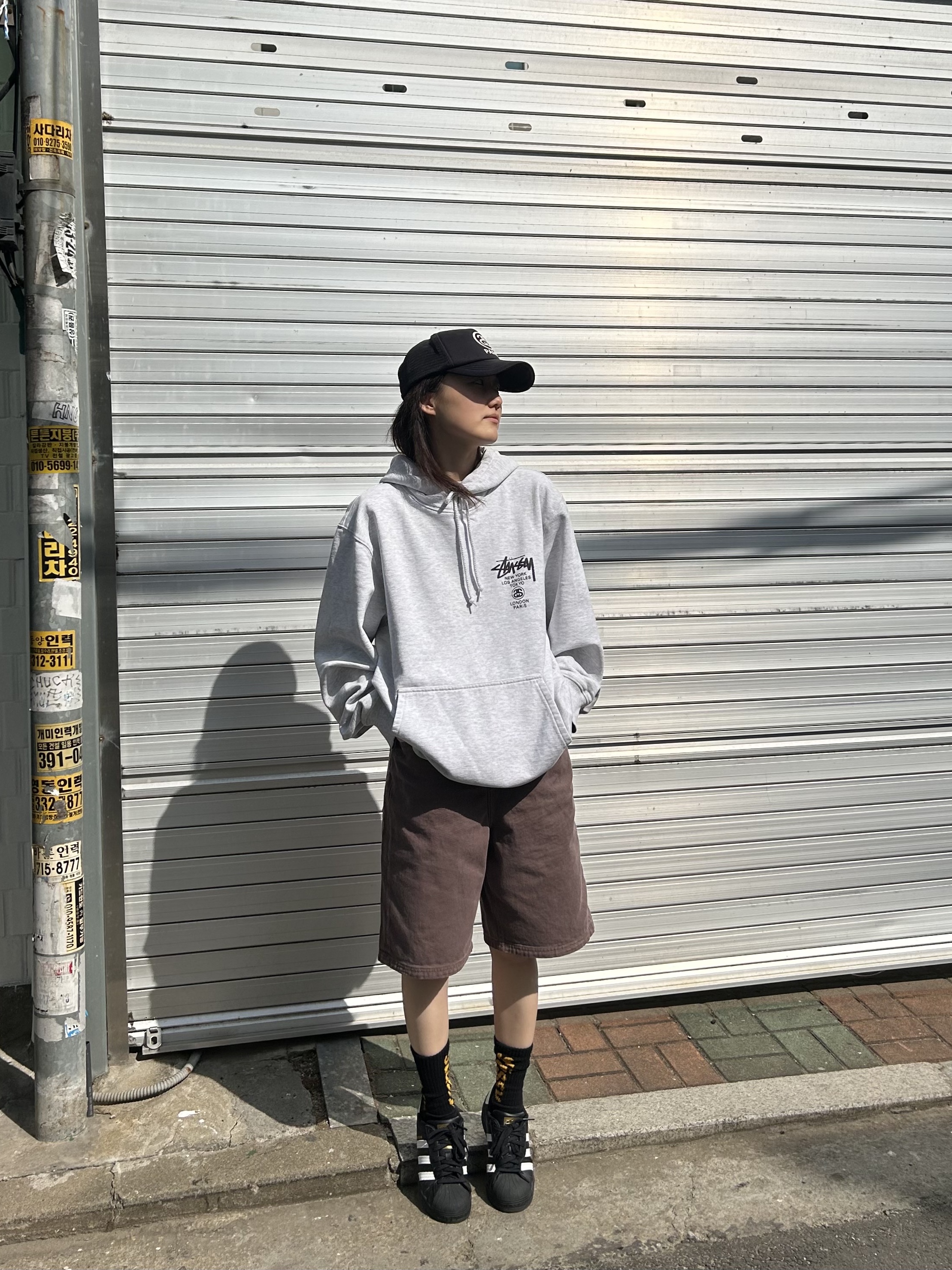 Stussy World Tour Hoodie Ash Heather 2022, Adidas Superstar Core Black White 착용 스타일
