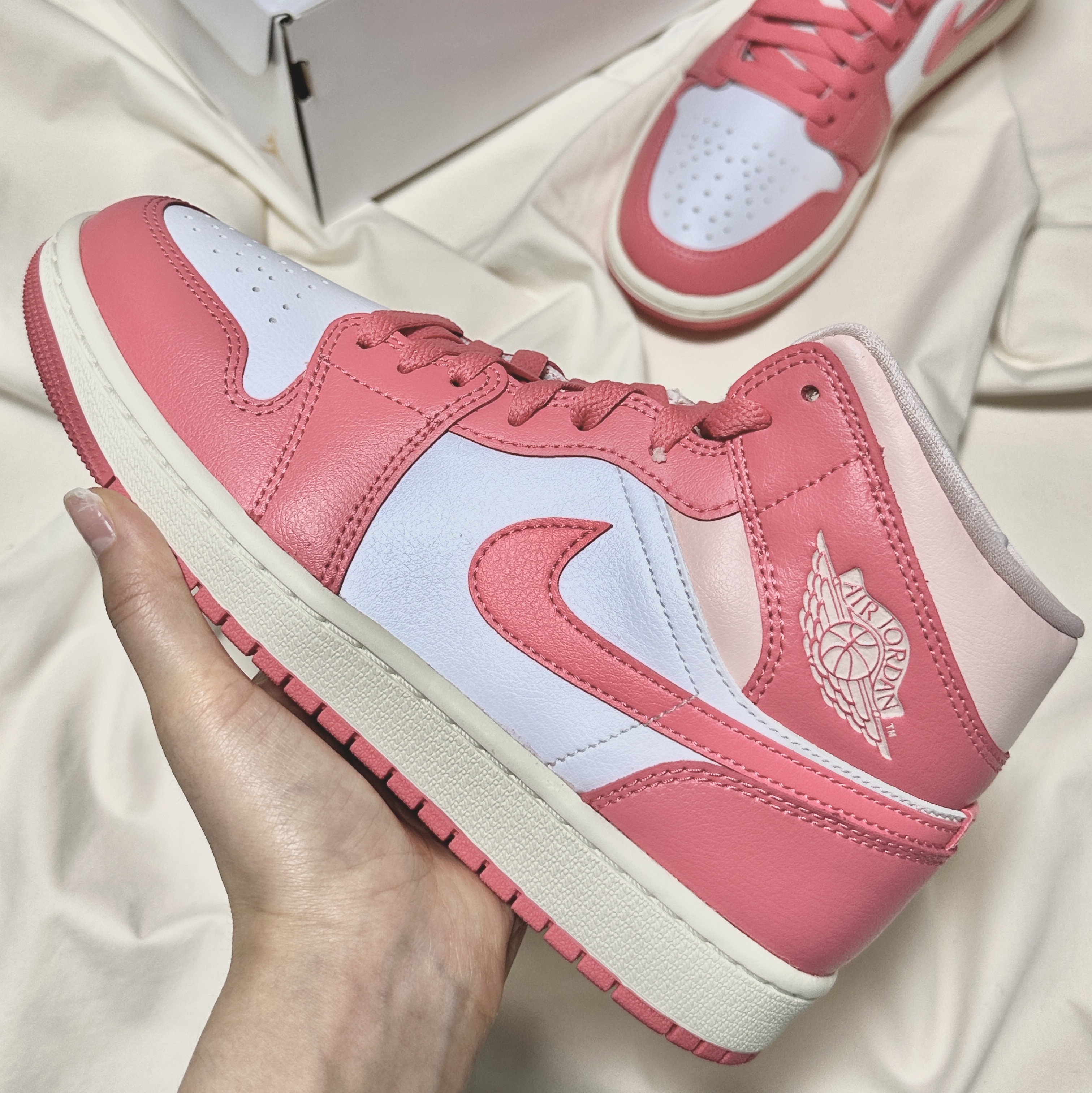 (W) Jordan 1 Mid Strawberries and Cream 착용 스타일
