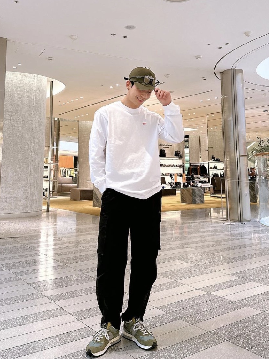 New Balance x Stone Island 574 Legacy Green, Supreme Small Box L/S T-Shirt White 착용 스타일 - 1