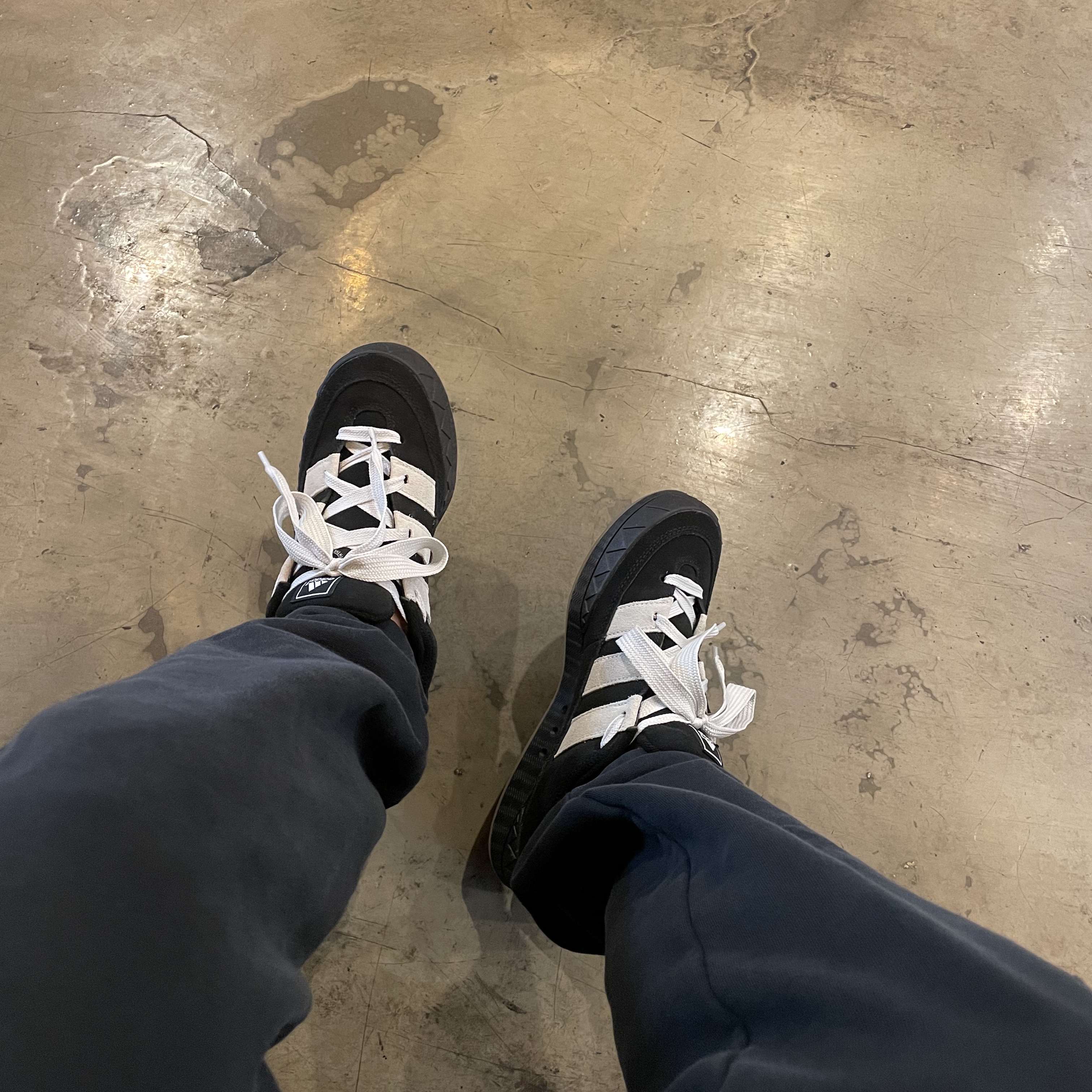 Adidas Adimatic Core Black Crystal White 착용 스타일