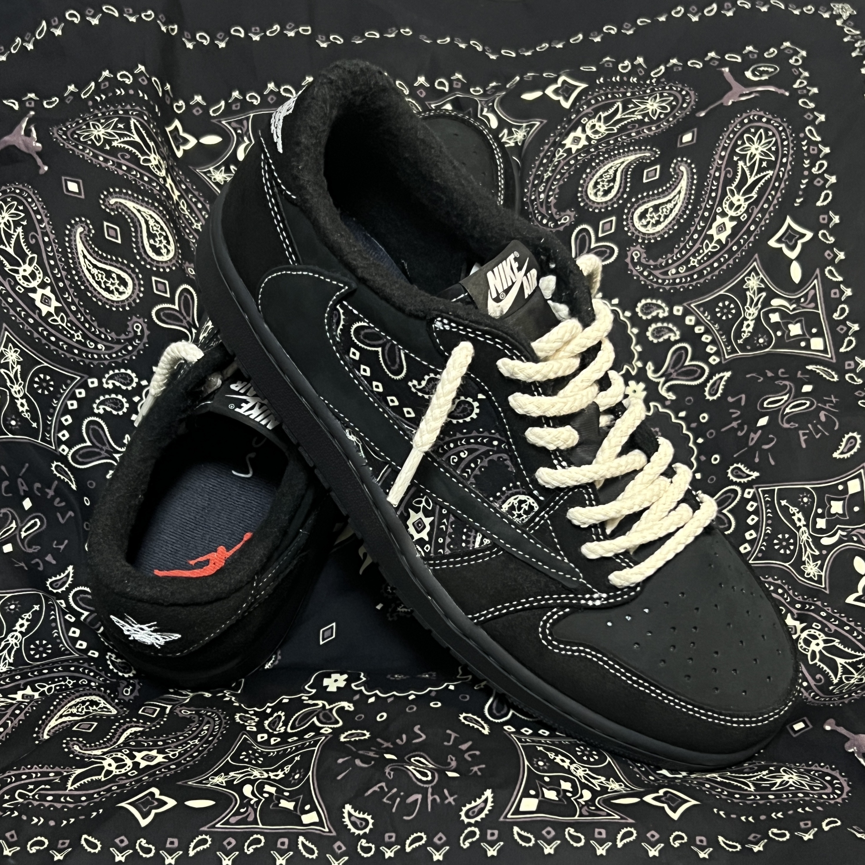 Jordan 1 x Travis Scott Retro Low OG SP Black Phantom 착용 스타일