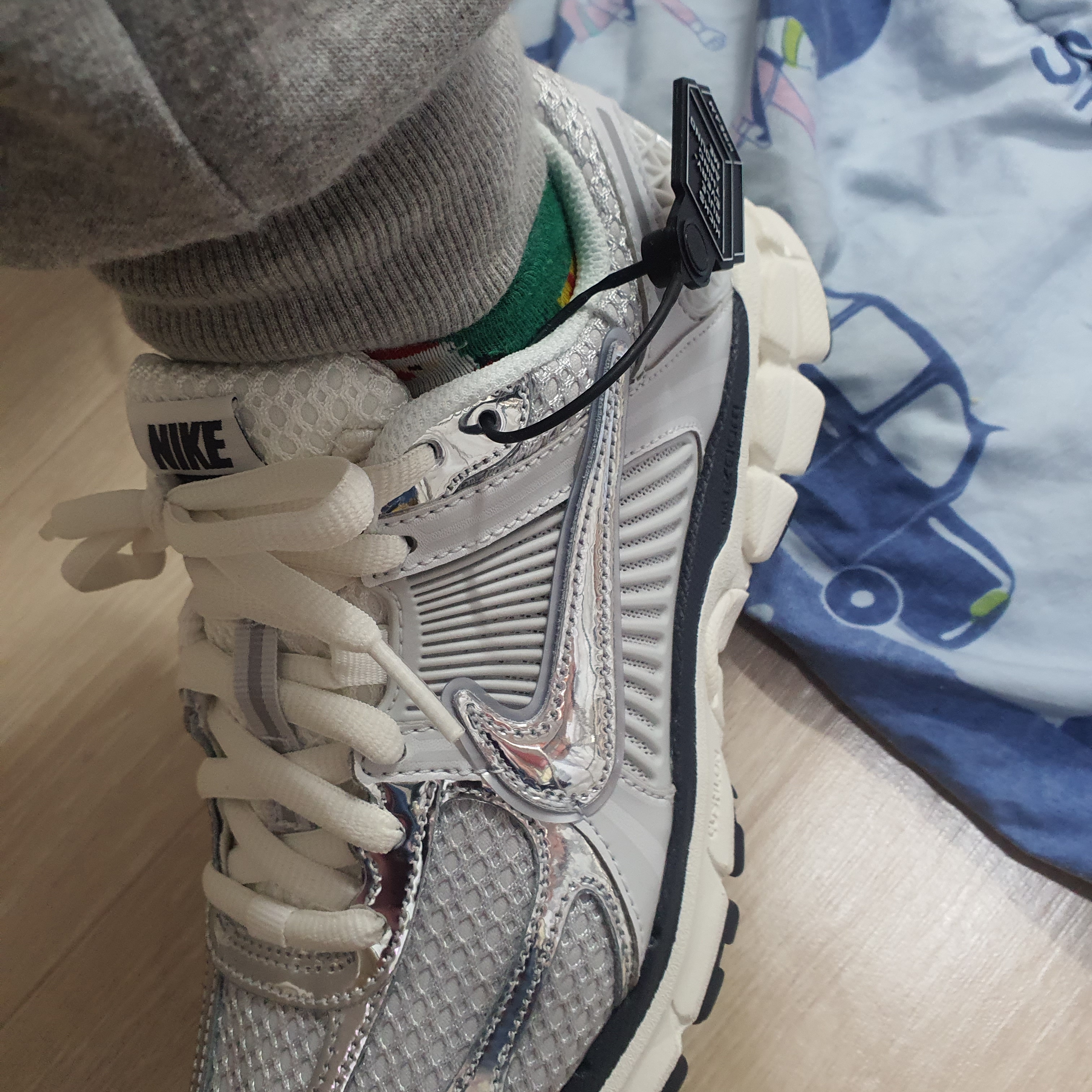 (W) Nike Zoom Vomero 5 Photon Dust and Metallic Silver 착용 스타일 - 2