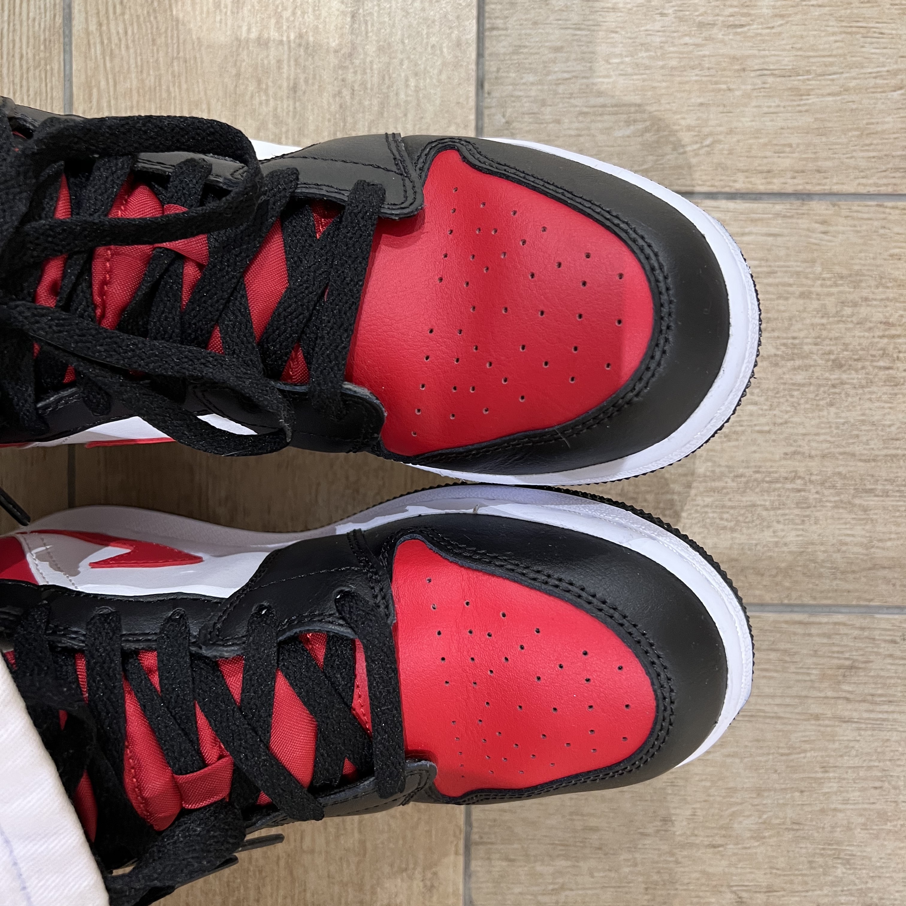 (GS) Jordan 1 Mid Black Fire Red 착용 스타일 - 2