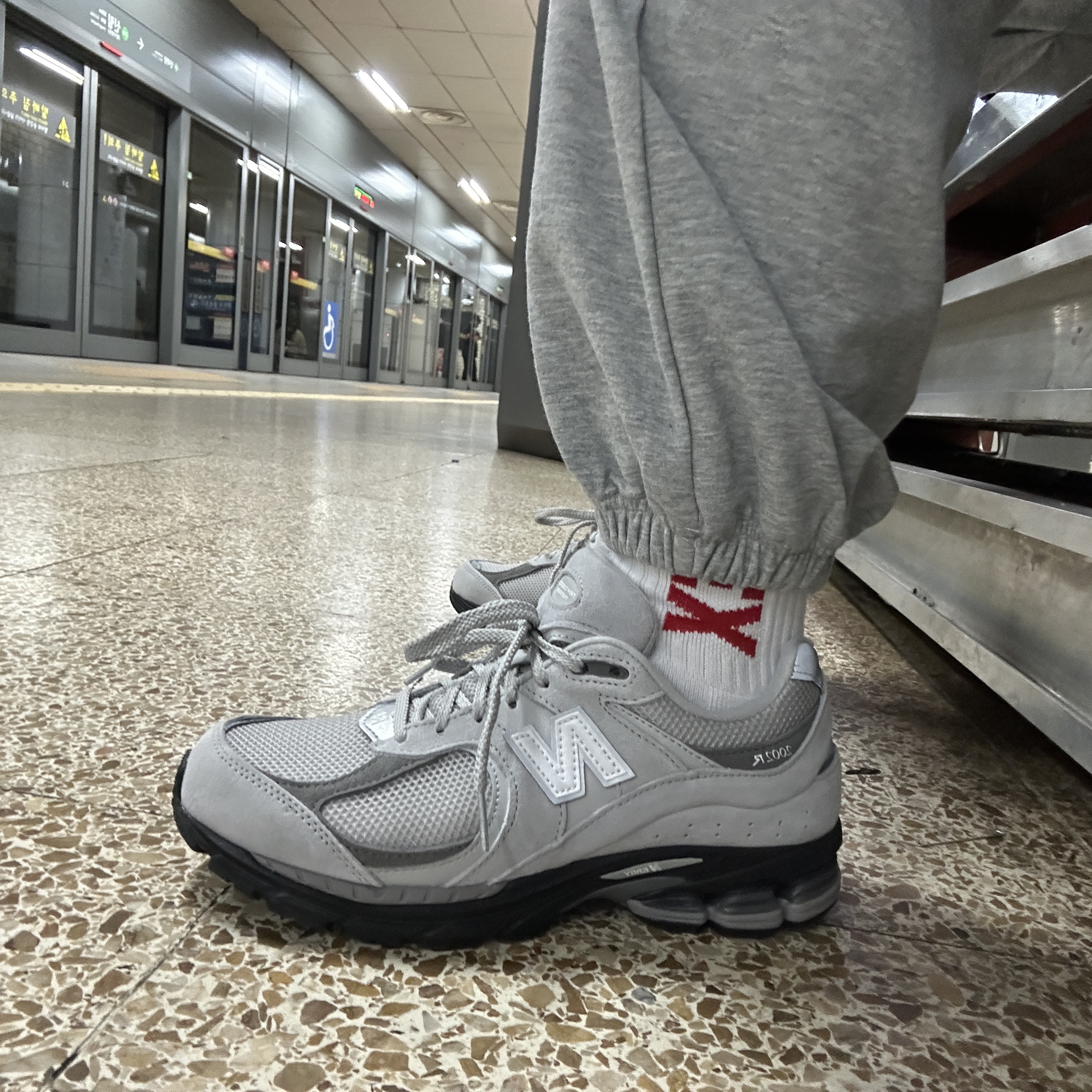 New Balance 2002R Grey Black - JD Sports Exclusive 착용 스타일 - 1