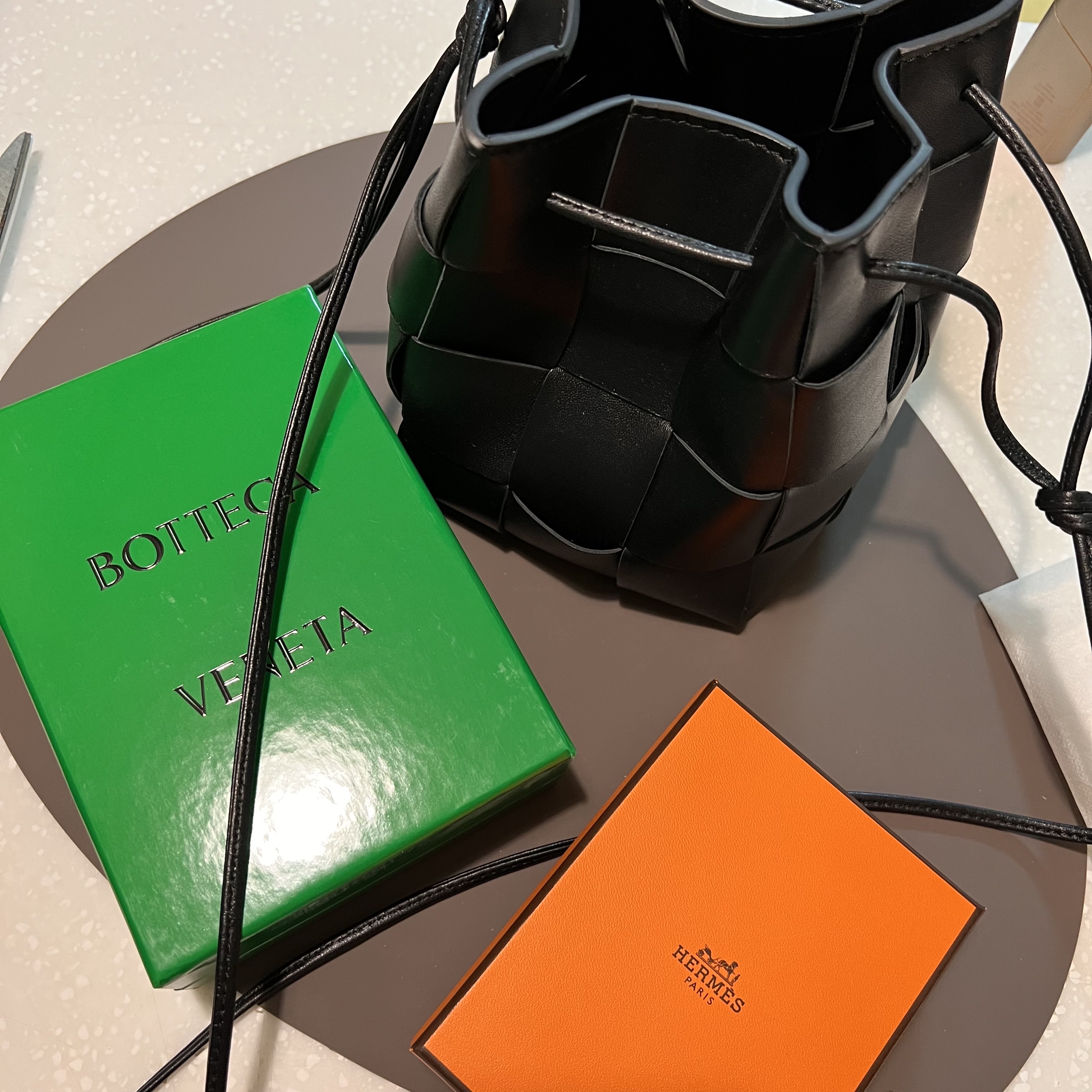 Bottega Veneta Small Leather Cassette Bucket Bag Black 착용 스타일