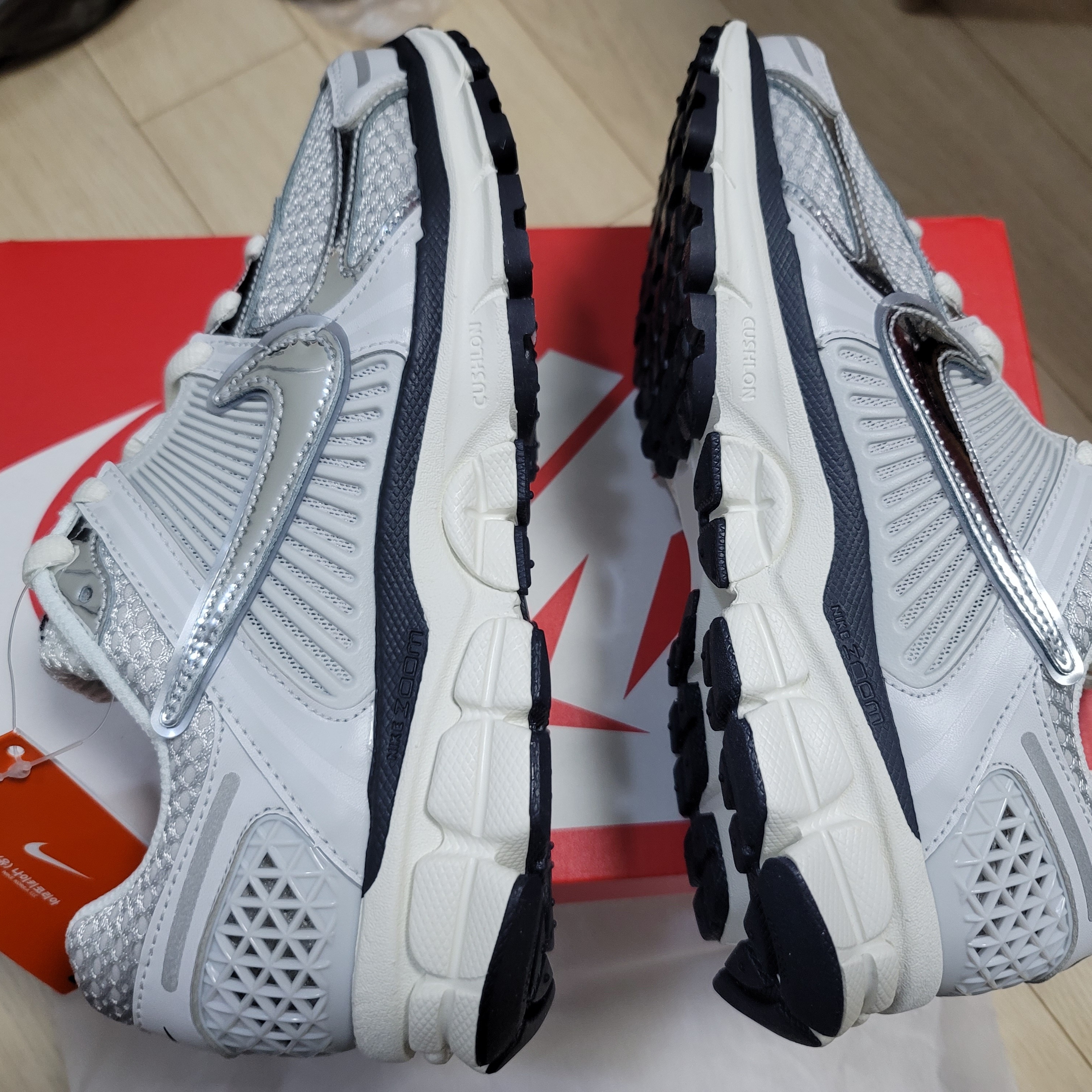 (W) Nike Zoom Vomero 5 Photon Dust and Metallic Silver 착용 스타일 - 2