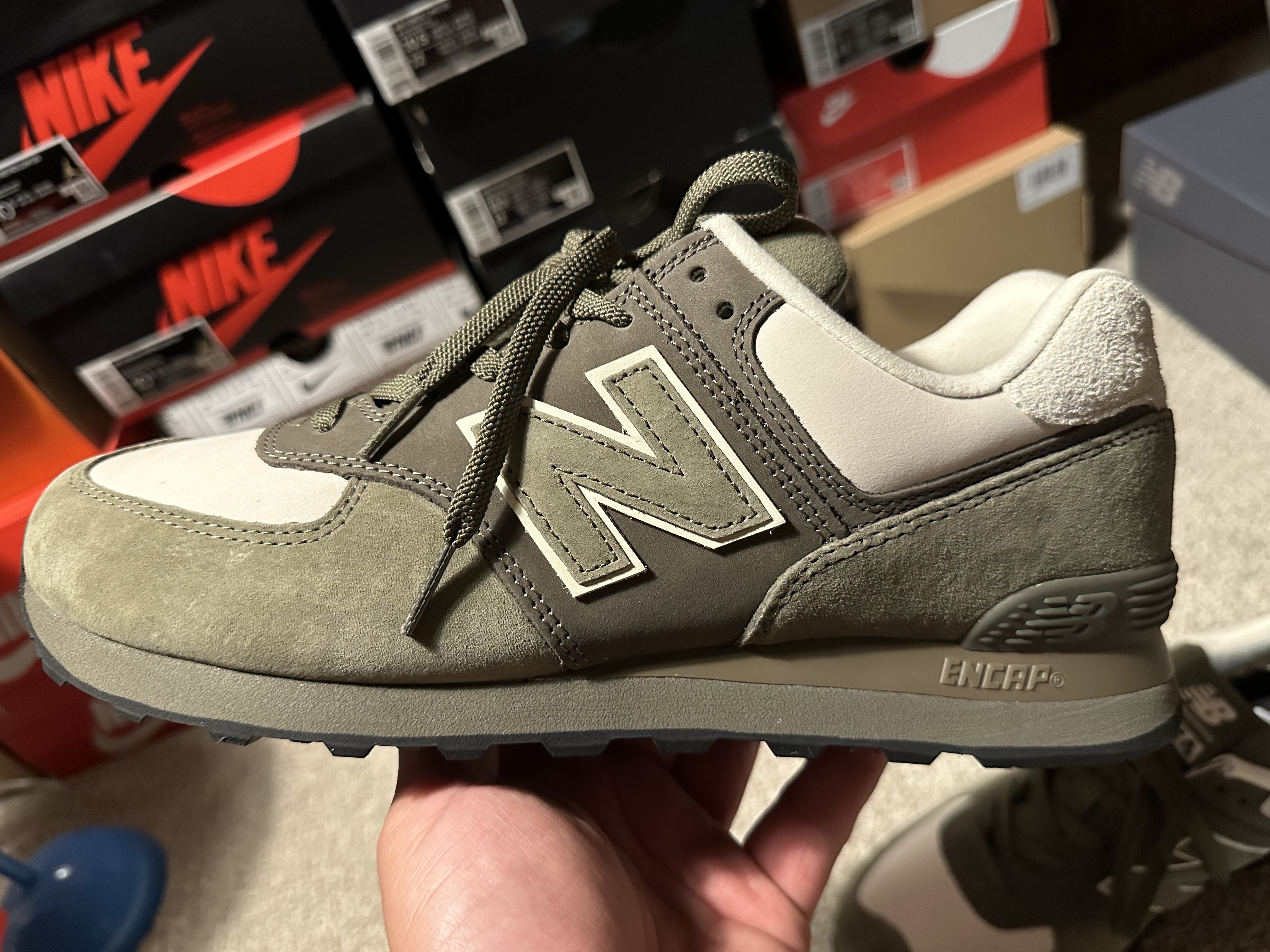 New Balance x Comme des Garcons Junya Watanabe Man 574 Suede Khaki Off White 착용 스타일 - 5