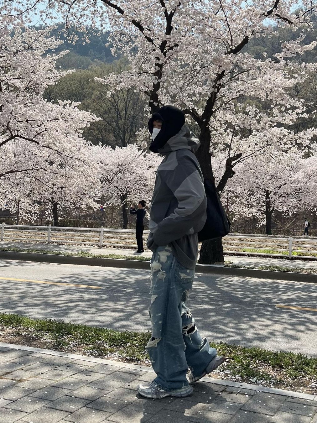 [KREAM 단독] AOP x Side Service Uzumaki Track Jacket Grey Charcoal, (W) Balenciaga 3XL Sneakers Light Beige 착용 스타일 - 3