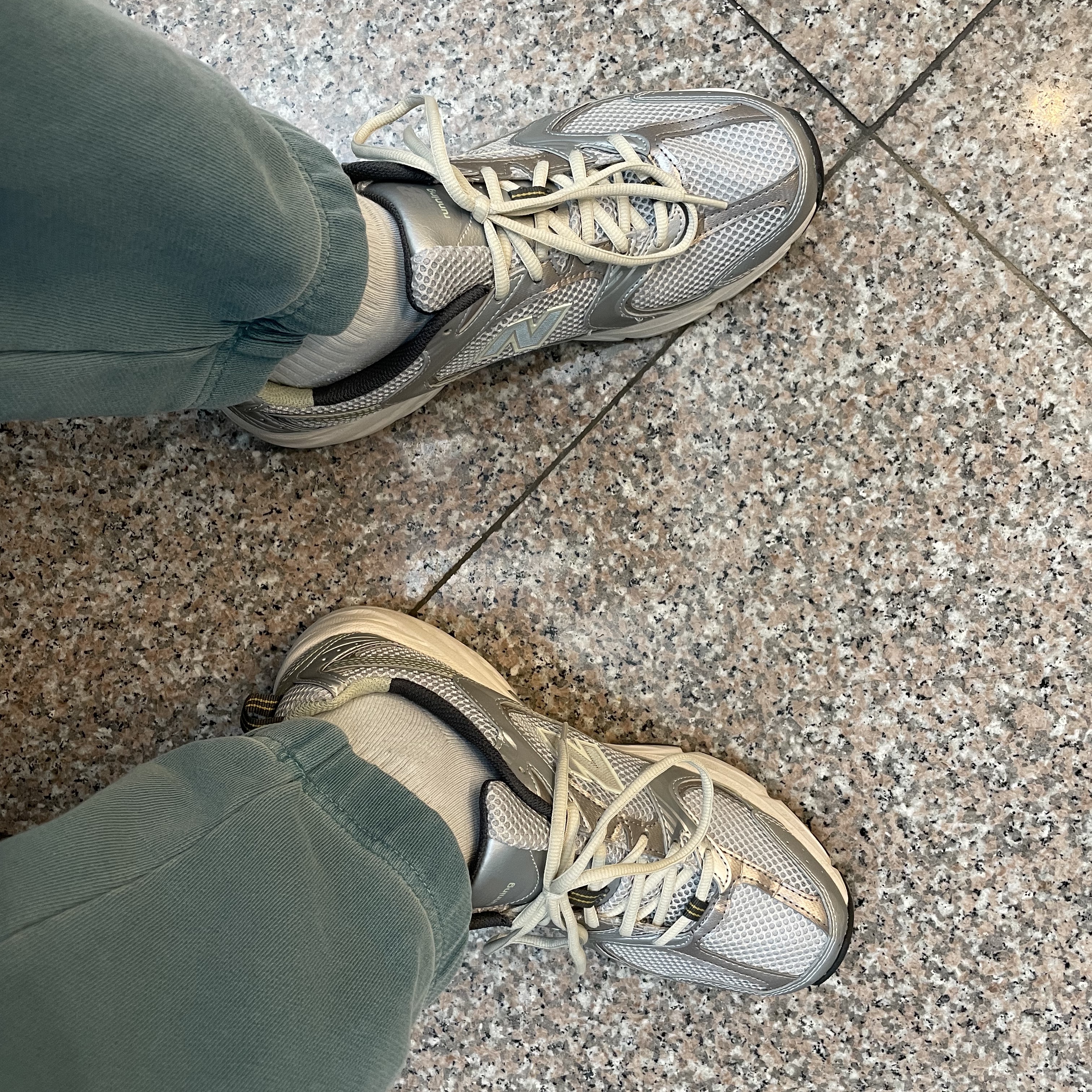 New Balance 530 Earth 착용 스타일 - 2