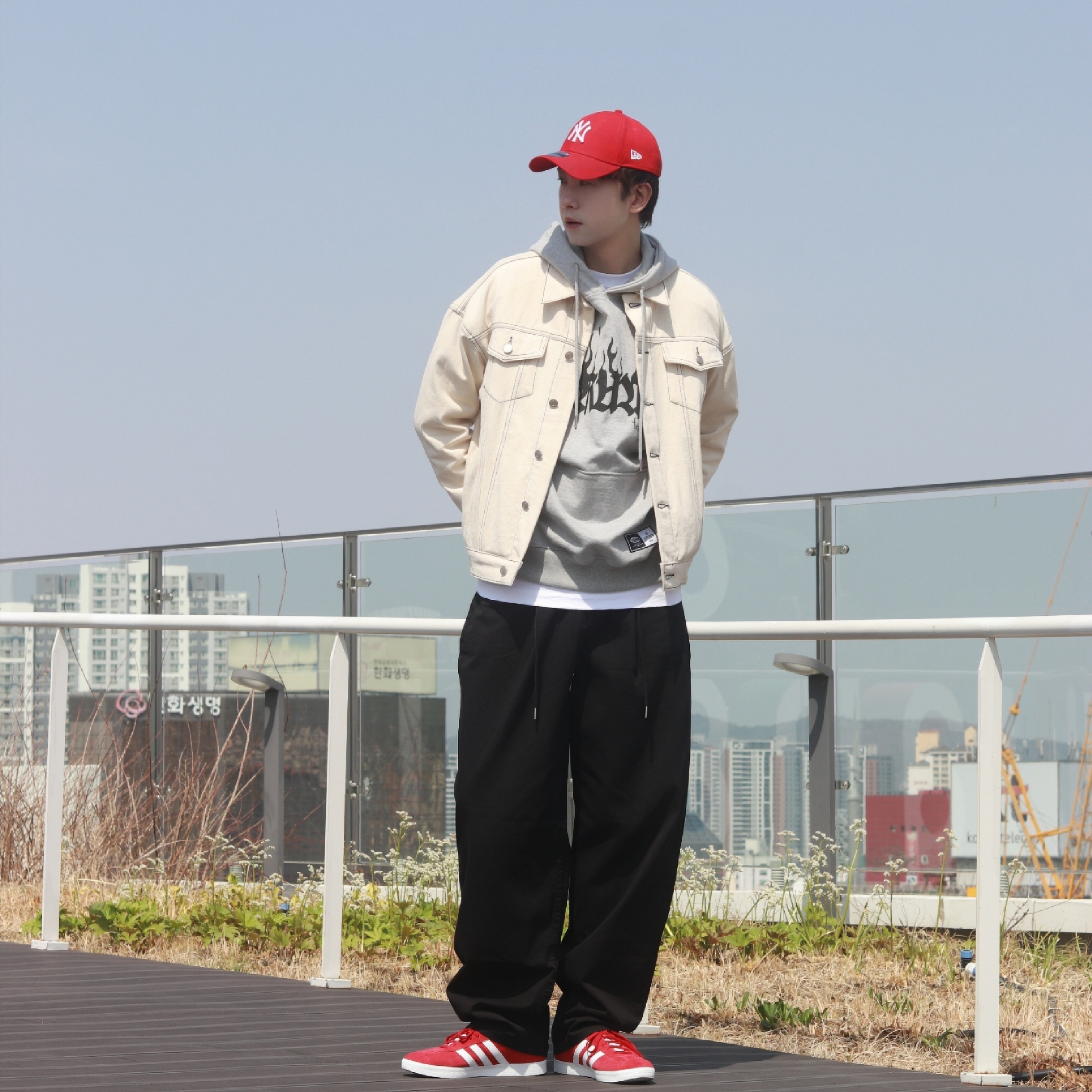 Adidas Gazelle Power Red 착용 스타일 - 3