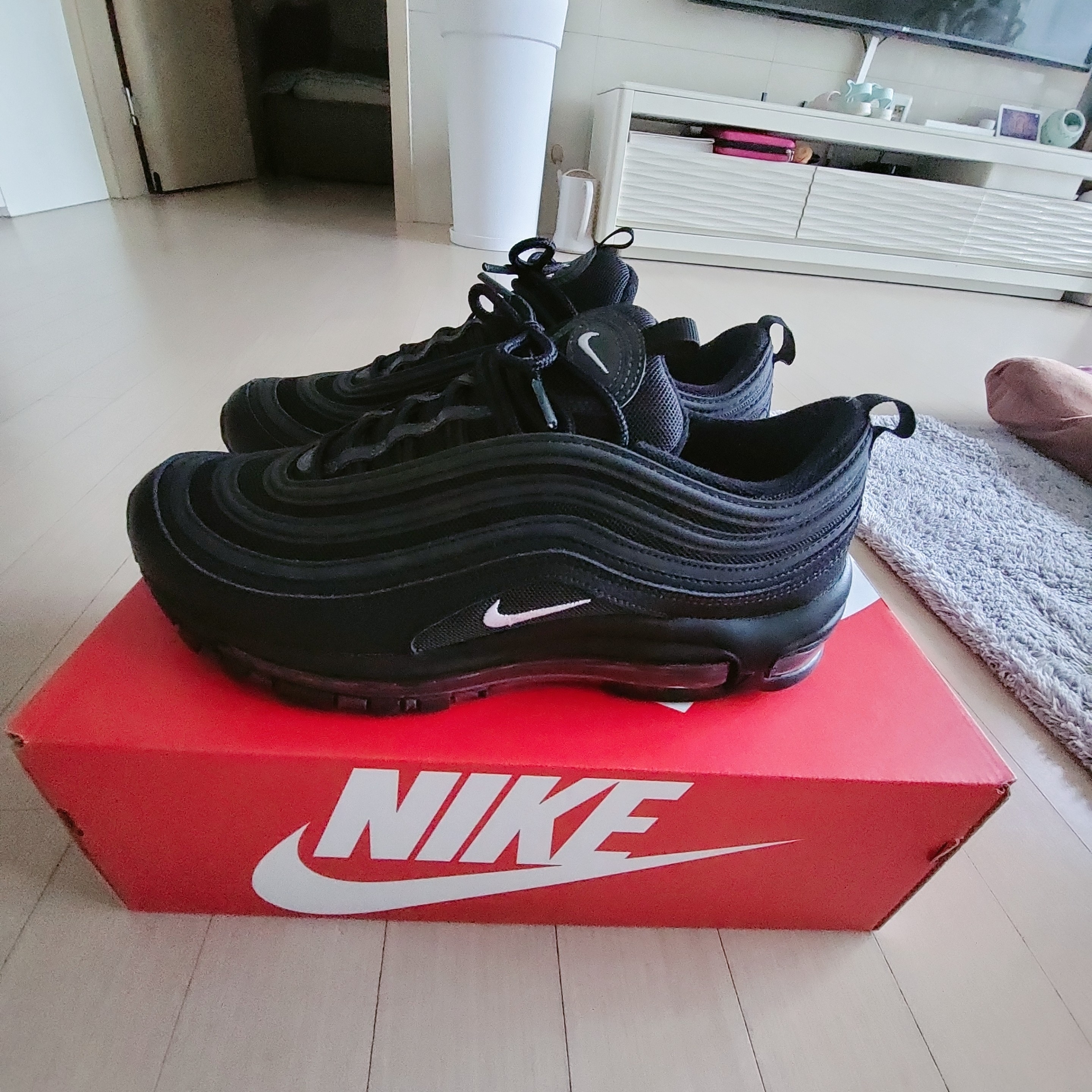 Nike Air Max 97 Black White Anthracite 착용 스타일 - 3