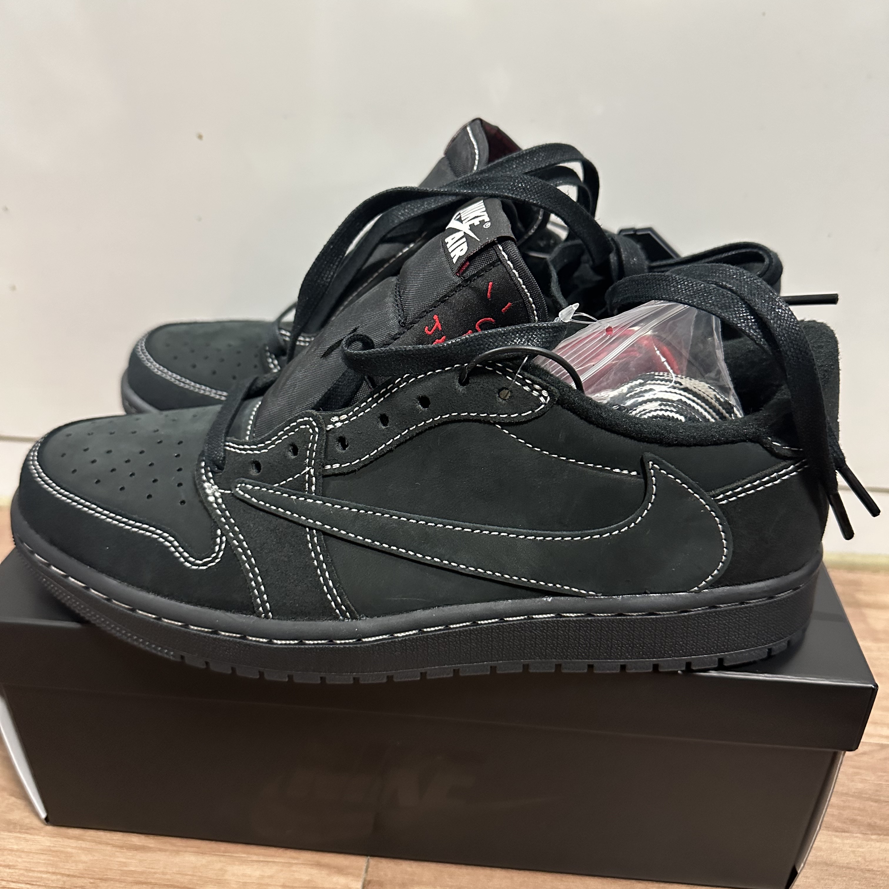 Jordan 1 x Travis Scott Retro Low OG SP Black Phantom 착용 스타일 - 3