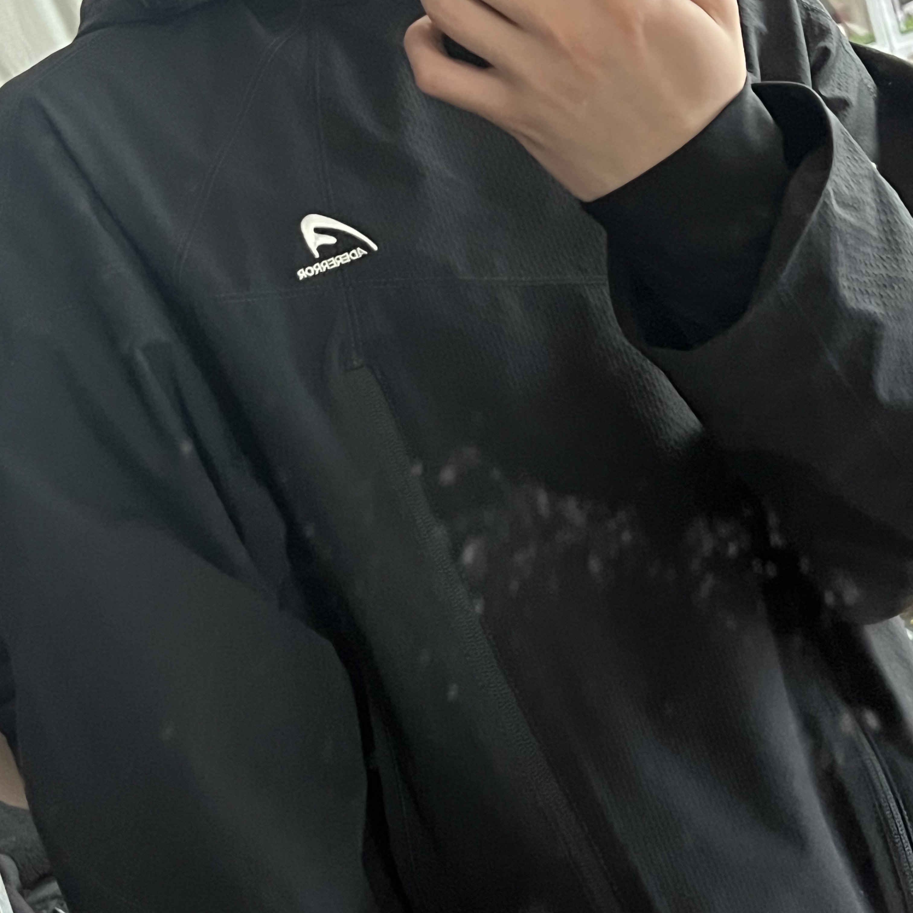 Ader Error Plue Windbreaker Noir 착용 스타일 - 3