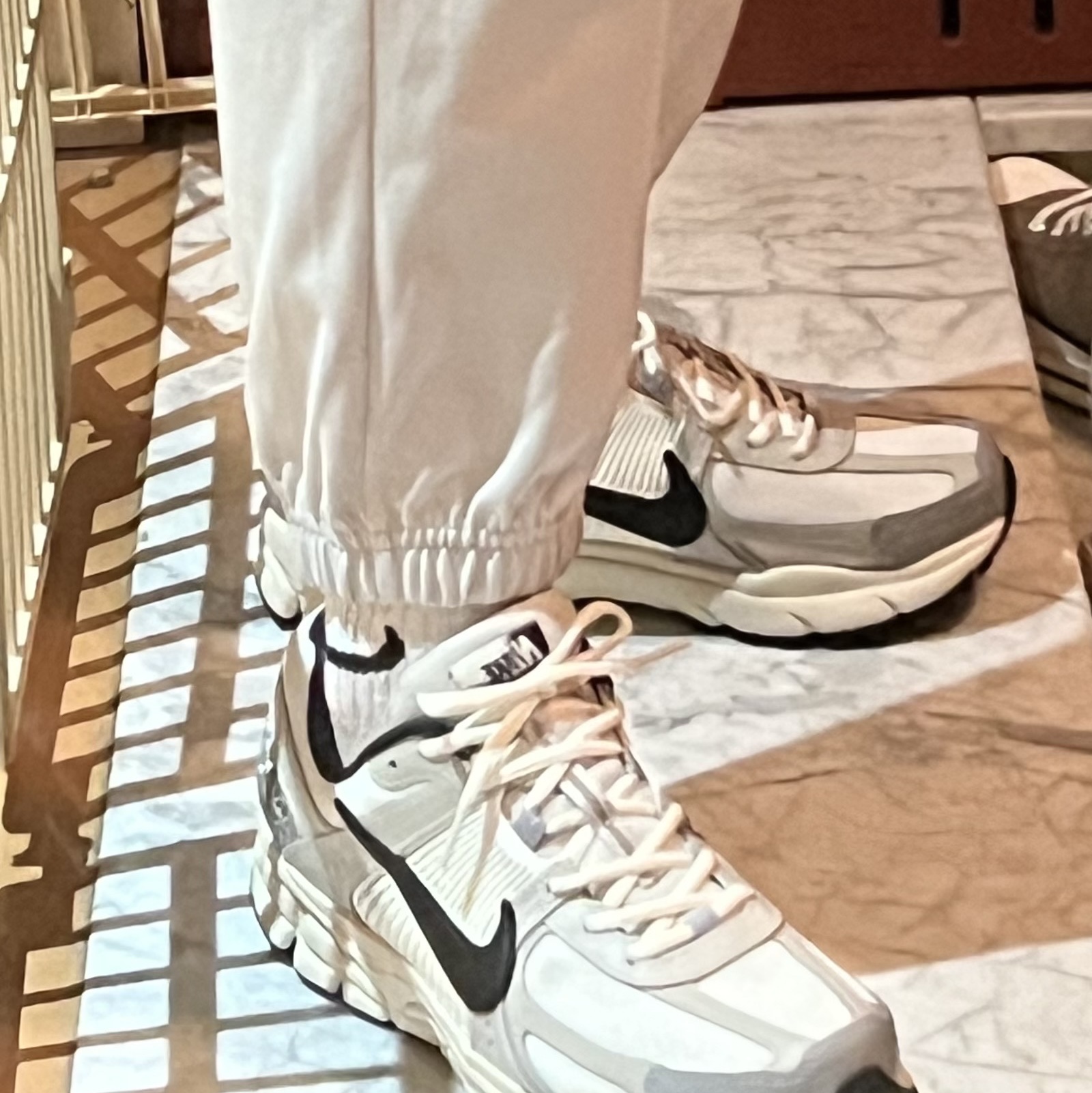 (W) Nike Zoom Vomero 5 Wolf Grey and Black 착용 스타일 - 1