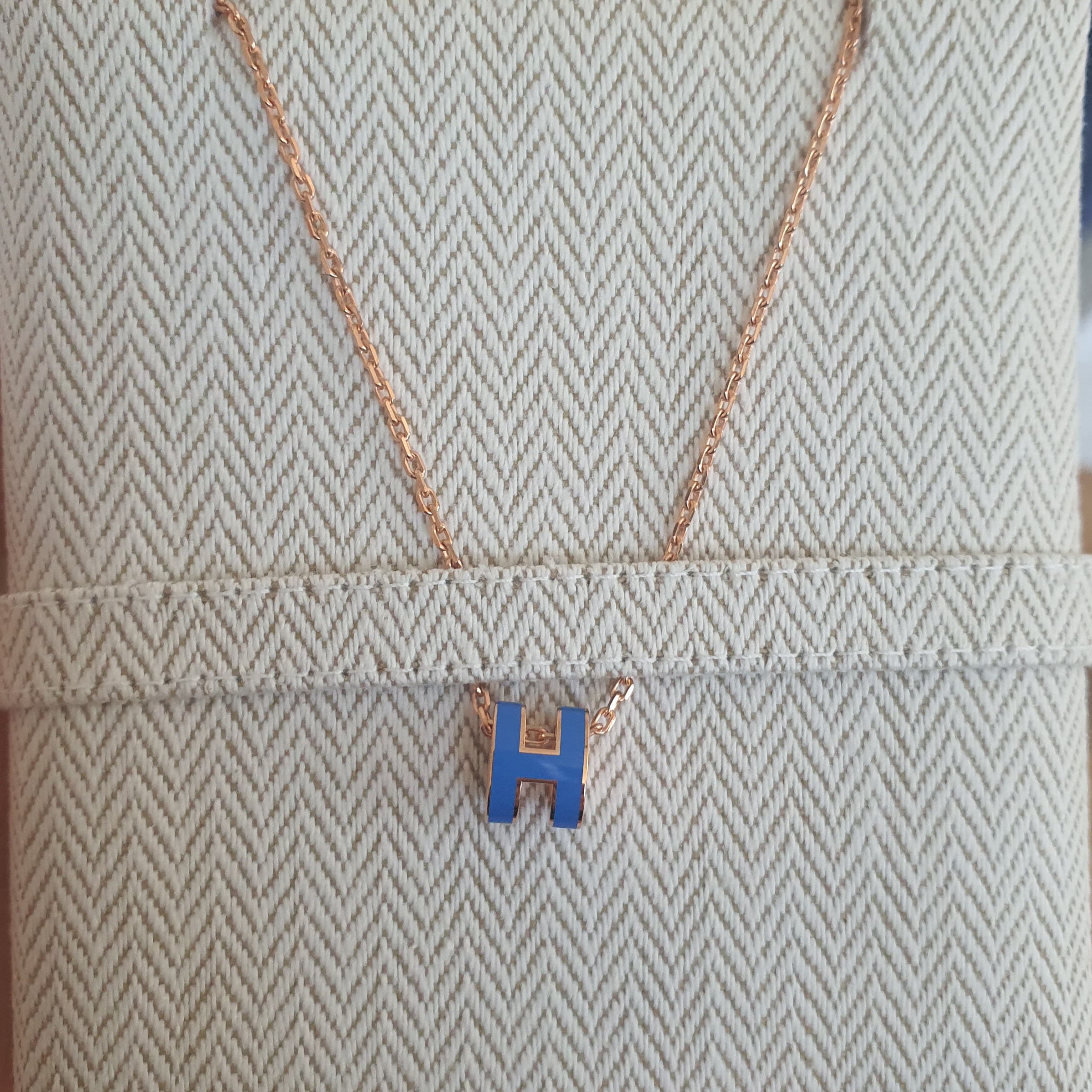 (W) Hermes Mini Pop H Pendant Rose Gold & Bleu Sature 착용 스타일