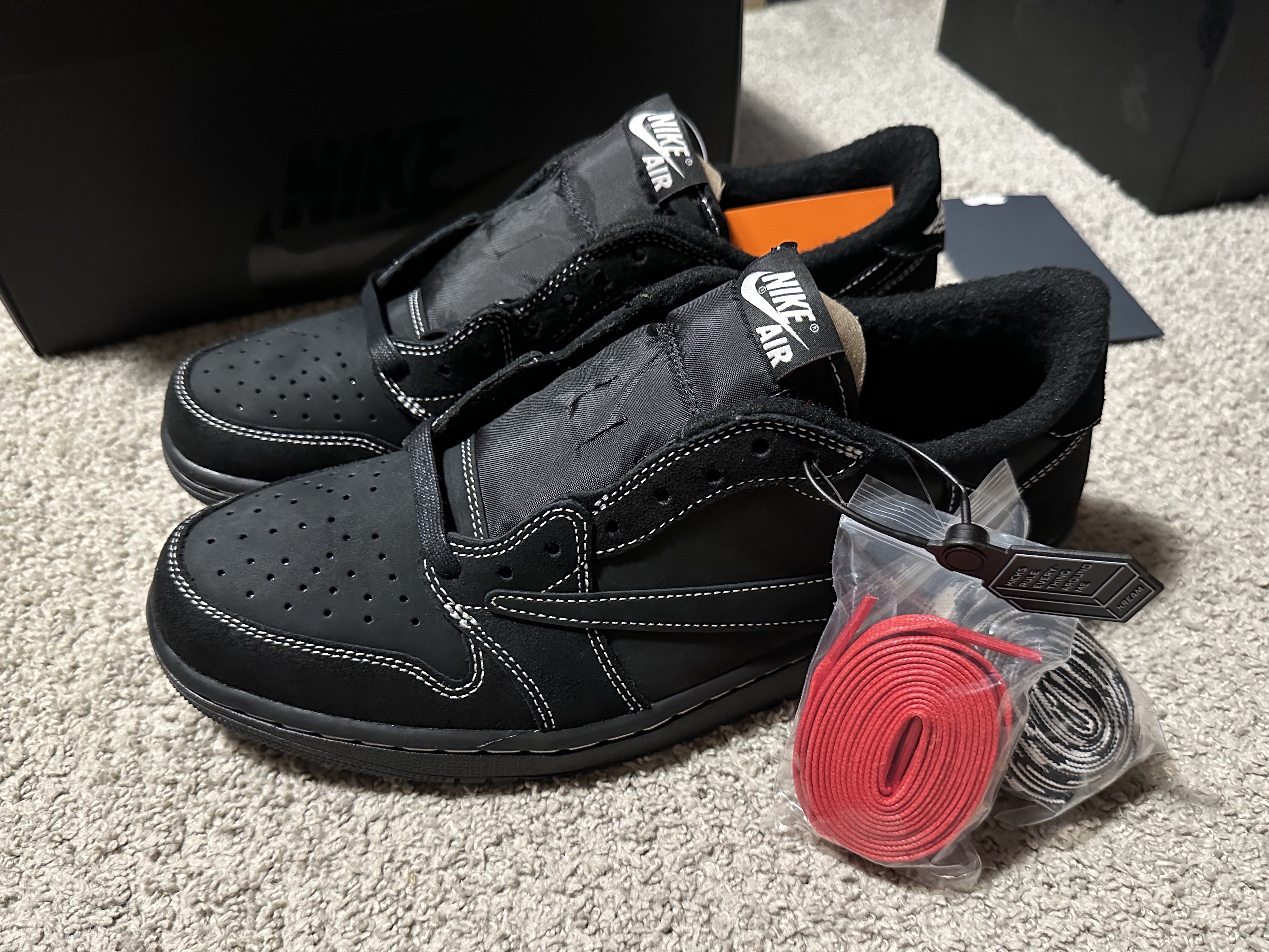 Jordan 1 x Travis Scott Retro Low OG SP Black Phantom 착용 스타일 - 2
