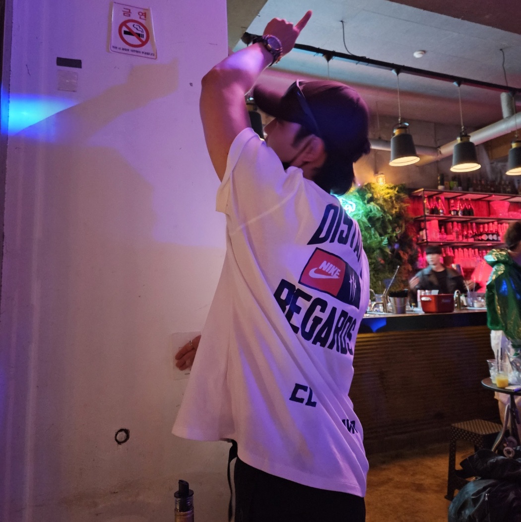 Nike x Drake Nocta x Cactus Plant Flea Market Souvenir Cactus T-Shirt White (DR2630-100), Nike x Patta Aerobill Cap Brown 착용 스타일 - 2