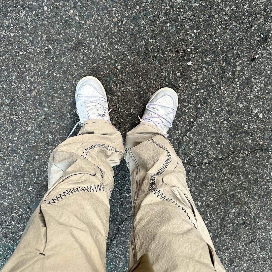 AOP Bar Tack Curve Pants Beige 착용 스타일 - 1
