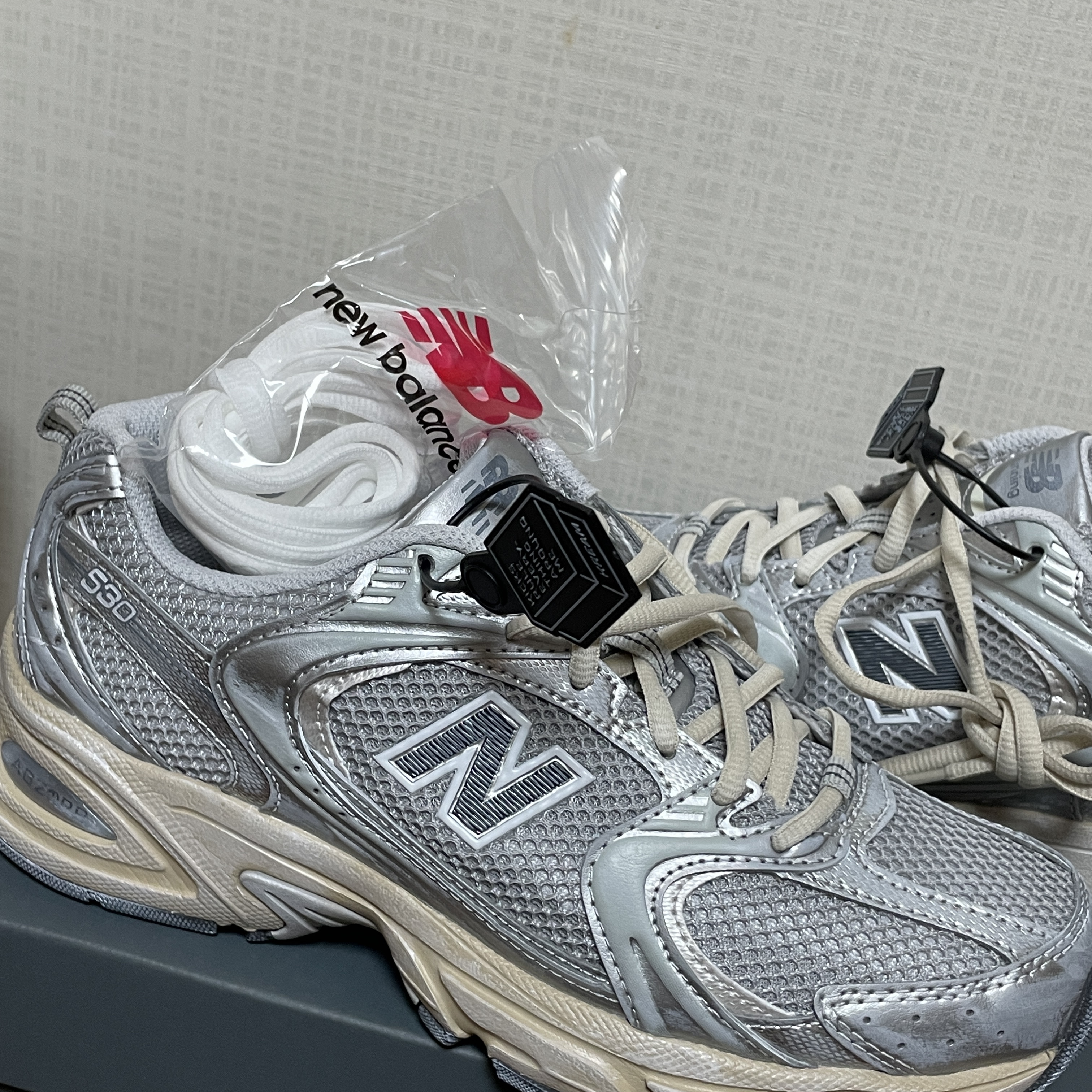 New Balance 530 Vintage Metallic Silver 착용 스타일 - 2