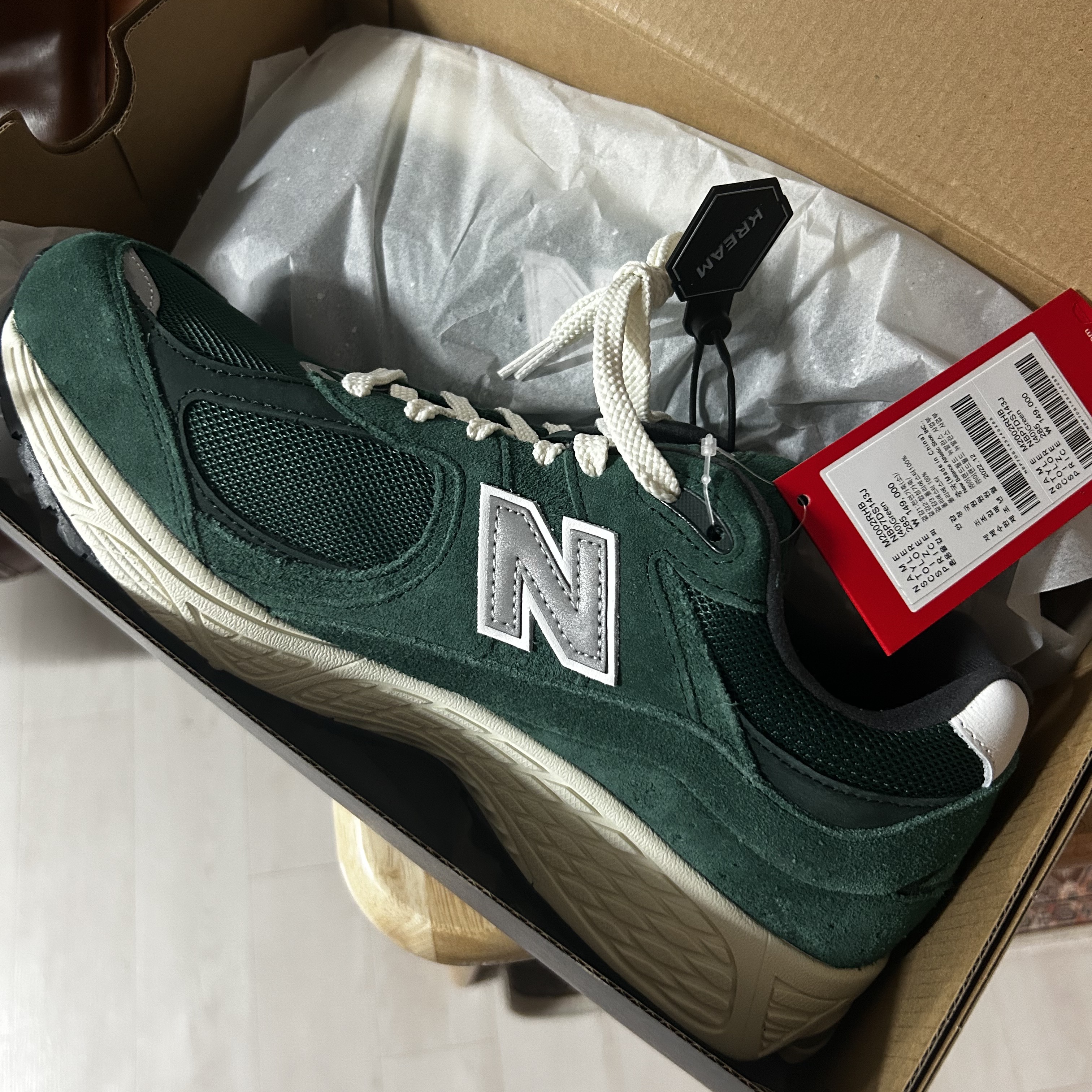 New Balance 2002R Nightwatch Green 착용 스타일