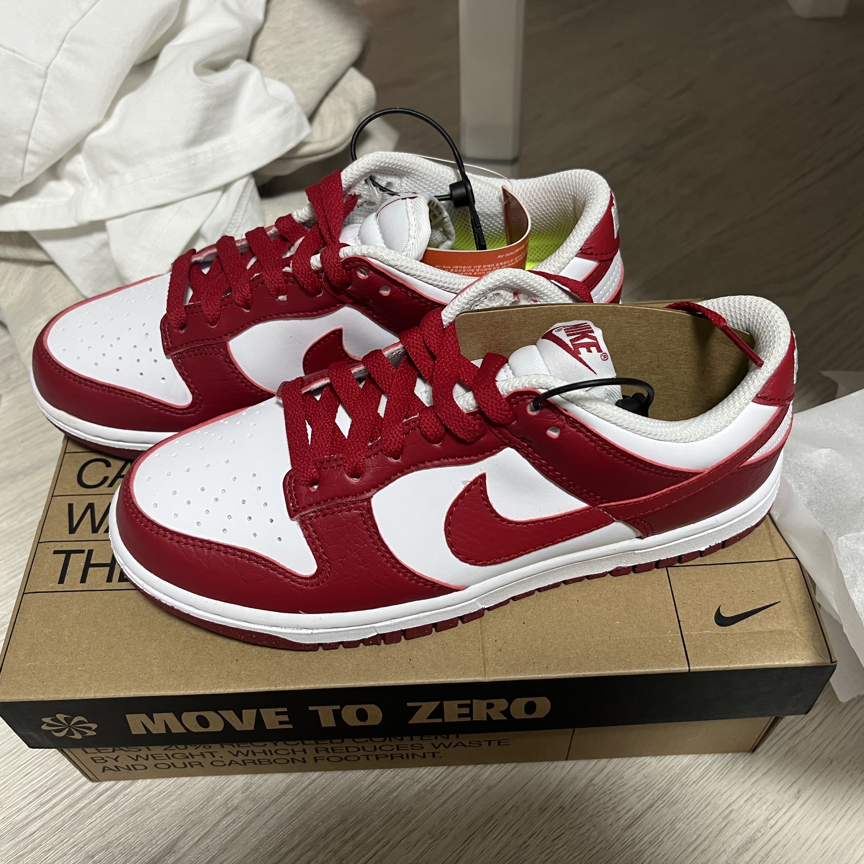 (W) Nike Dunk Low Next Nature Gym Red 착용 스타일 - 2