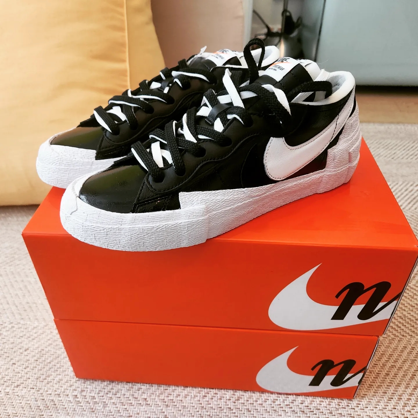 Nike x Sacai Blazer Low Black Patent Leather 착용 스타일 - 2