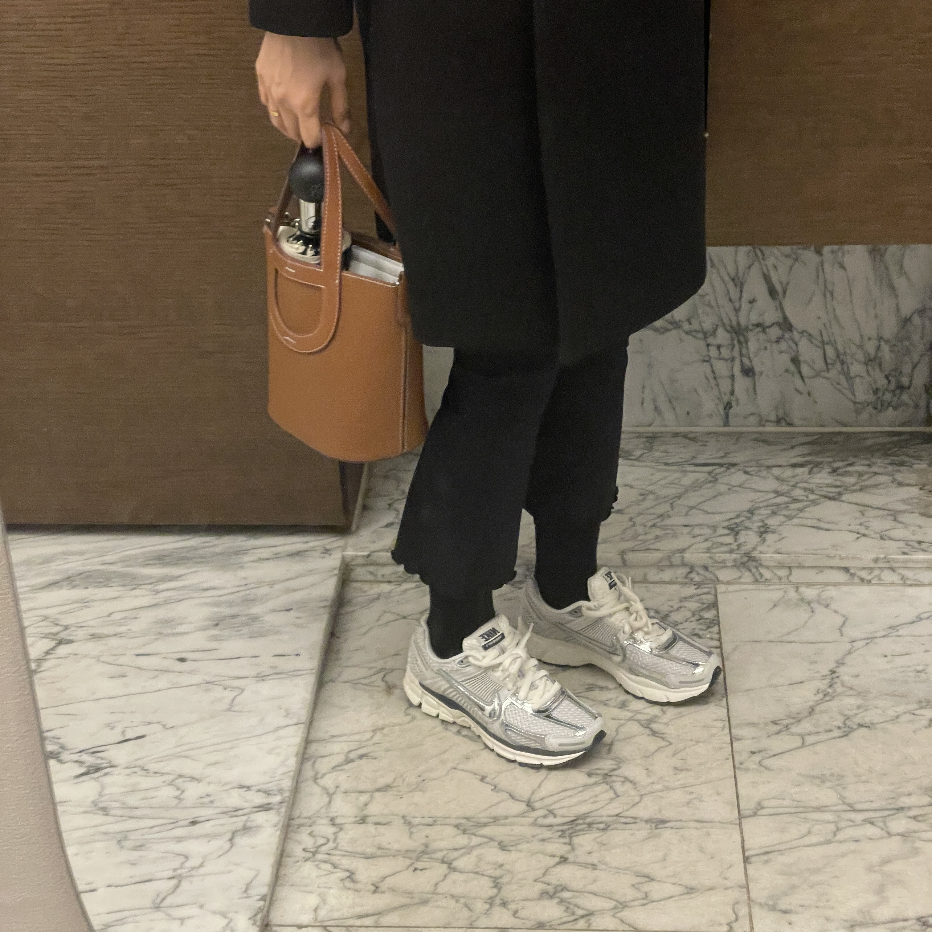 (W) Nike Zoom Vomero 5 Photon Dust and Metallic Silver 착용 스타일