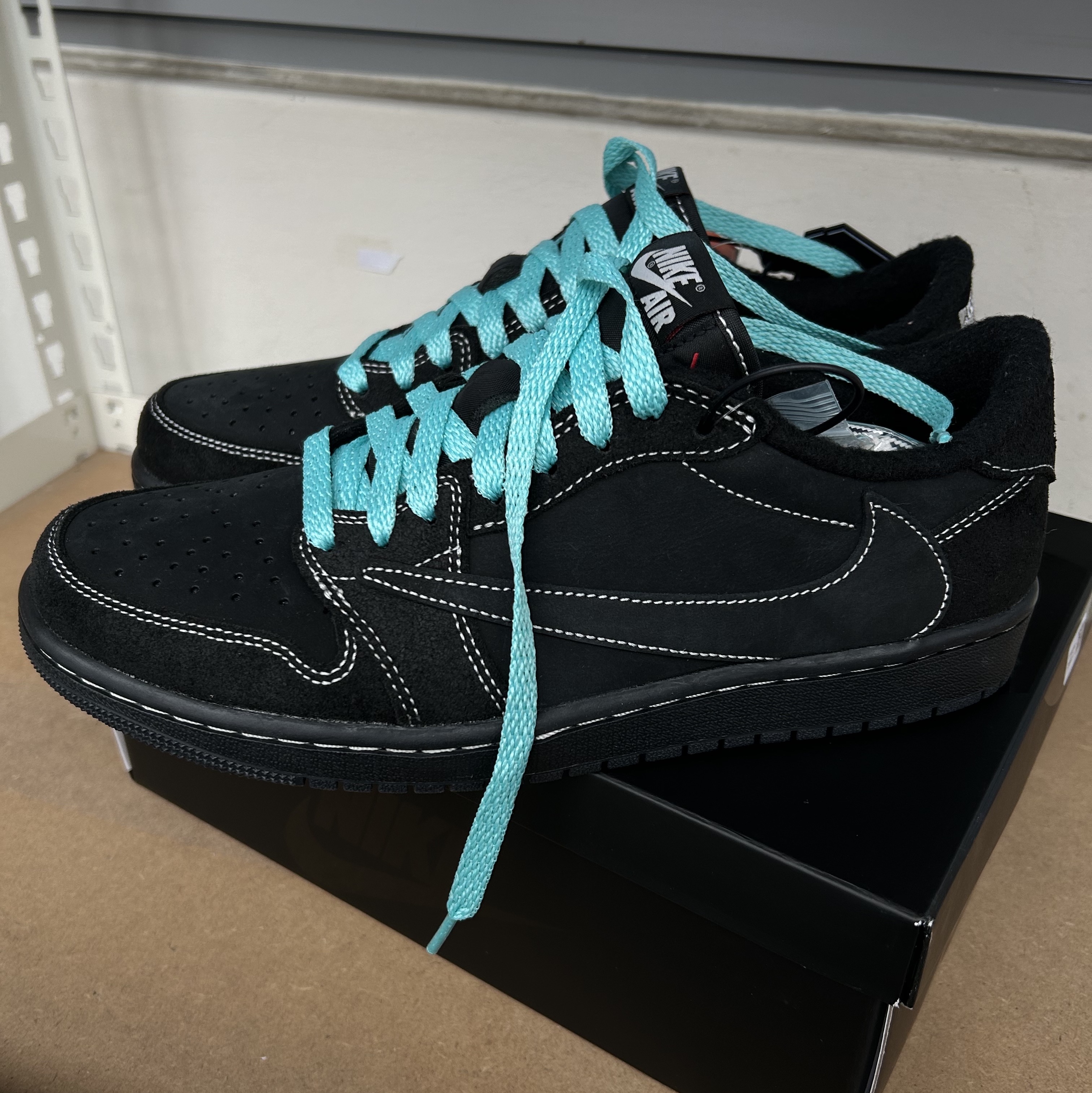 Jordan 1 x Travis Scott Retro Low OG SP Black Phantom 착용 스타일 - 2